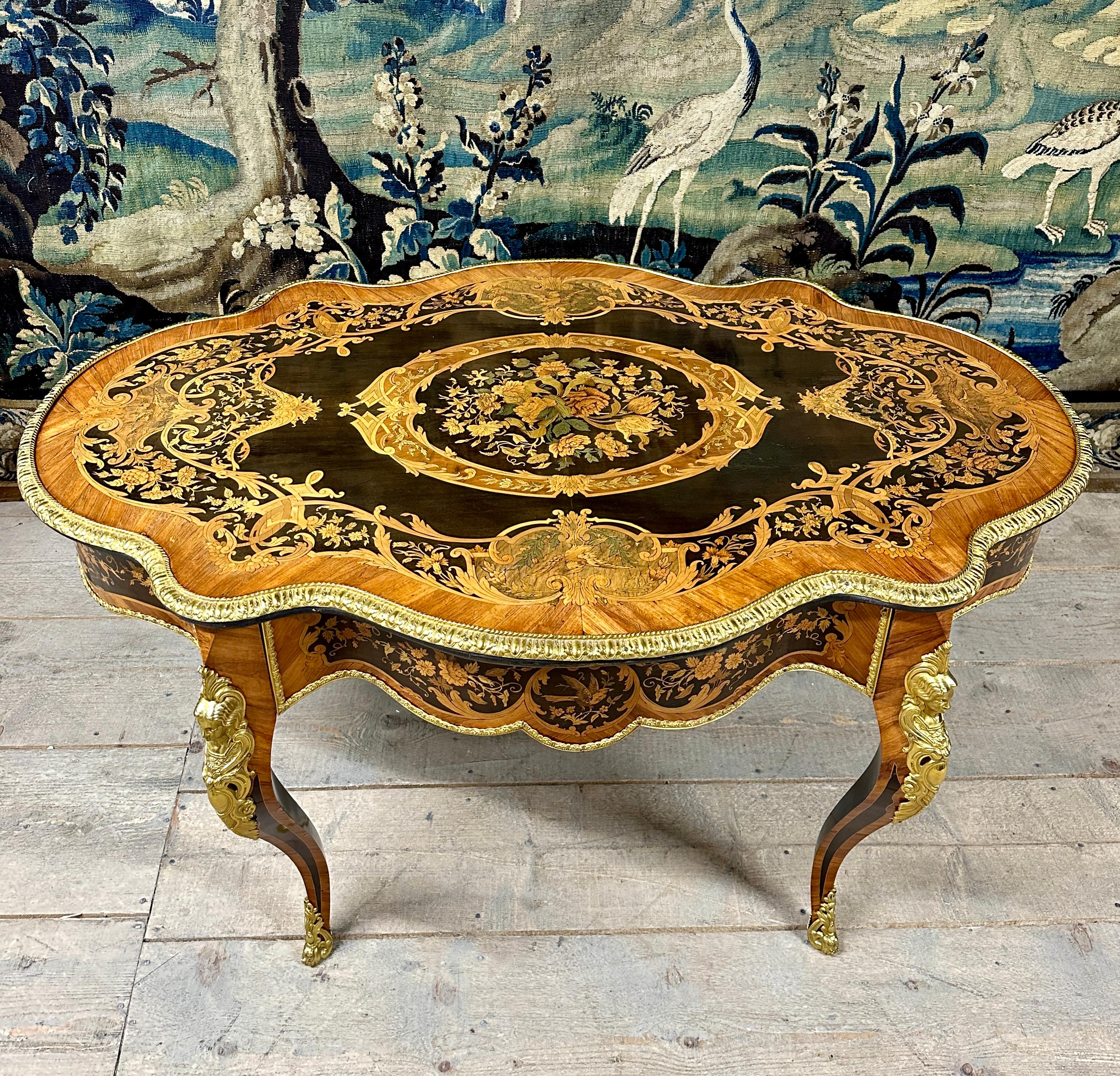 Table centrale en forme de violon en marqueterie, ou bureau, période Napoléon III en vente 1