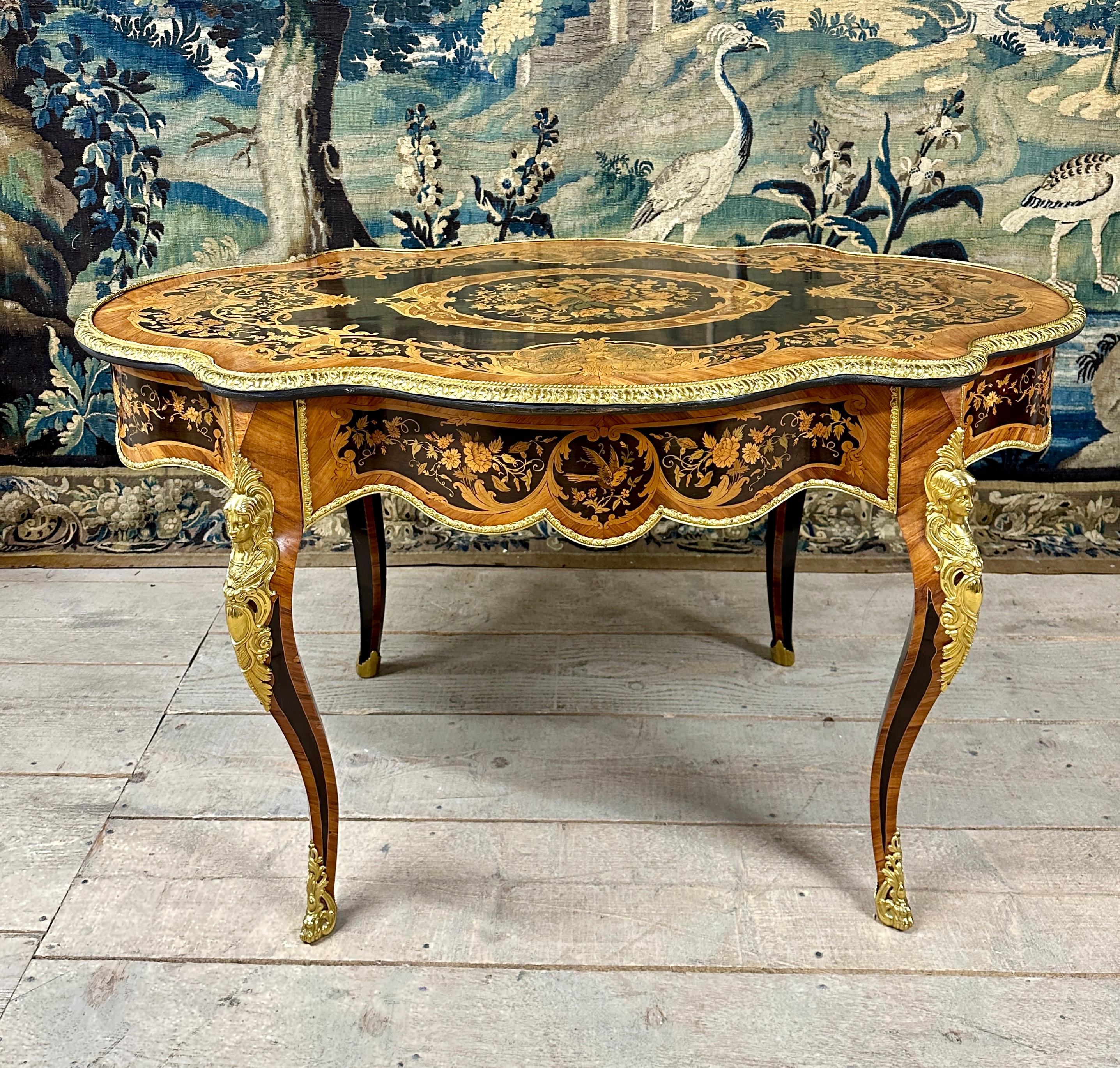 Table centrale en forme de violon en marqueterie, ou bureau, période Napoléon III en vente 3