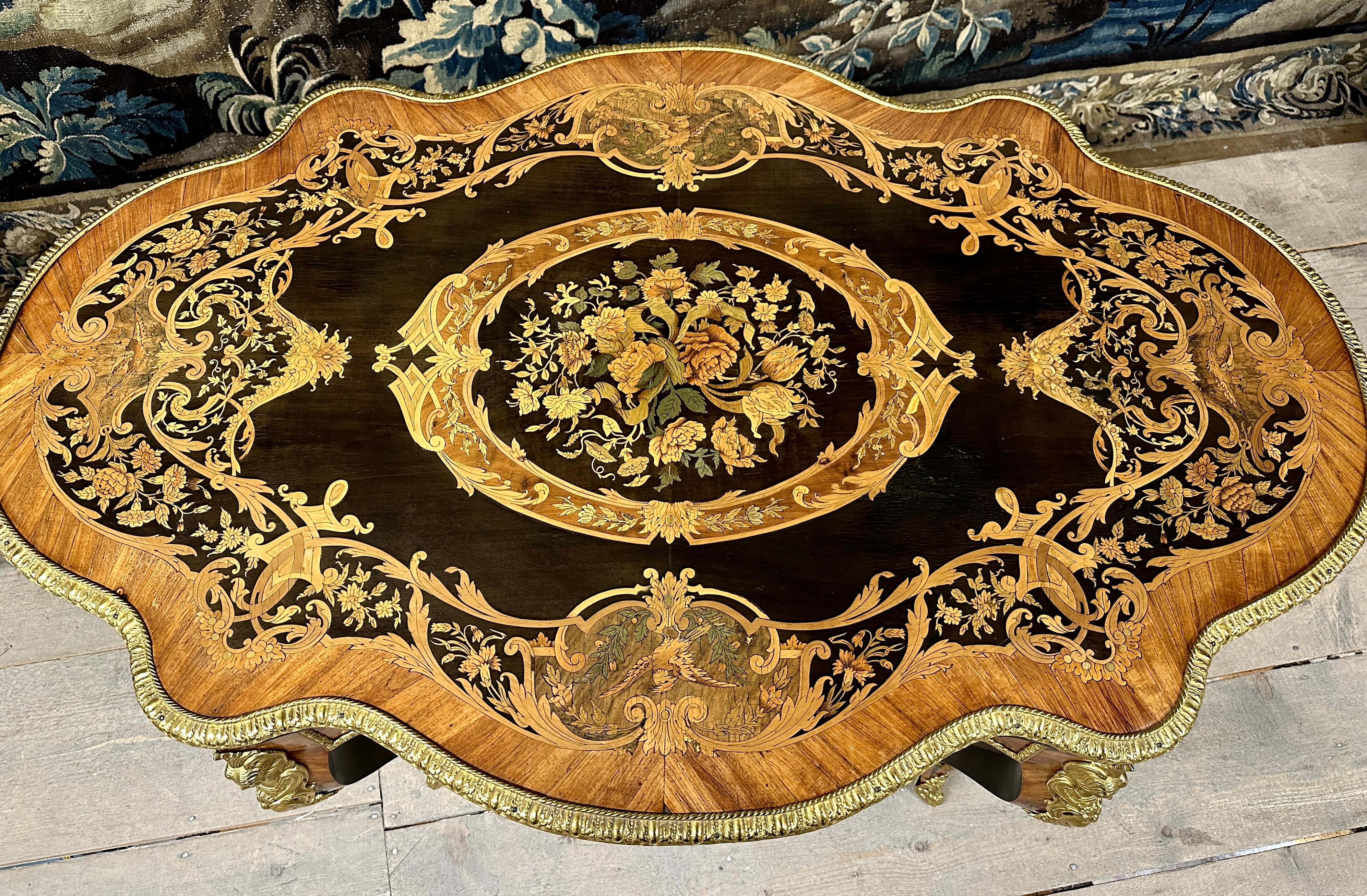 XIXe siècle Table centrale en forme de violon en marqueterie, ou bureau, période Napoléon III en vente