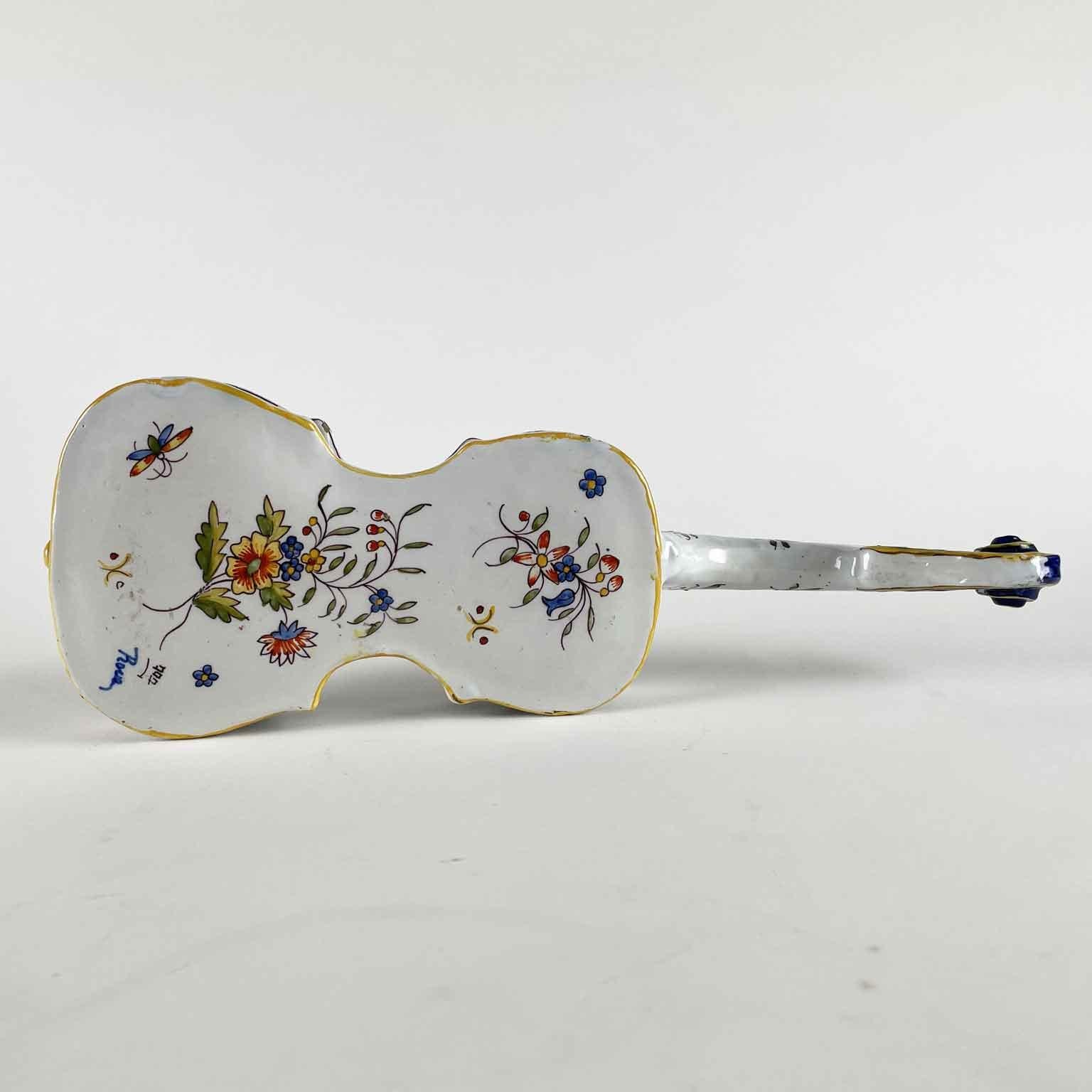 Violín En Mayólica Manufactura Rouen Principios 1800 Cerámica Musical Francesa en venta 2