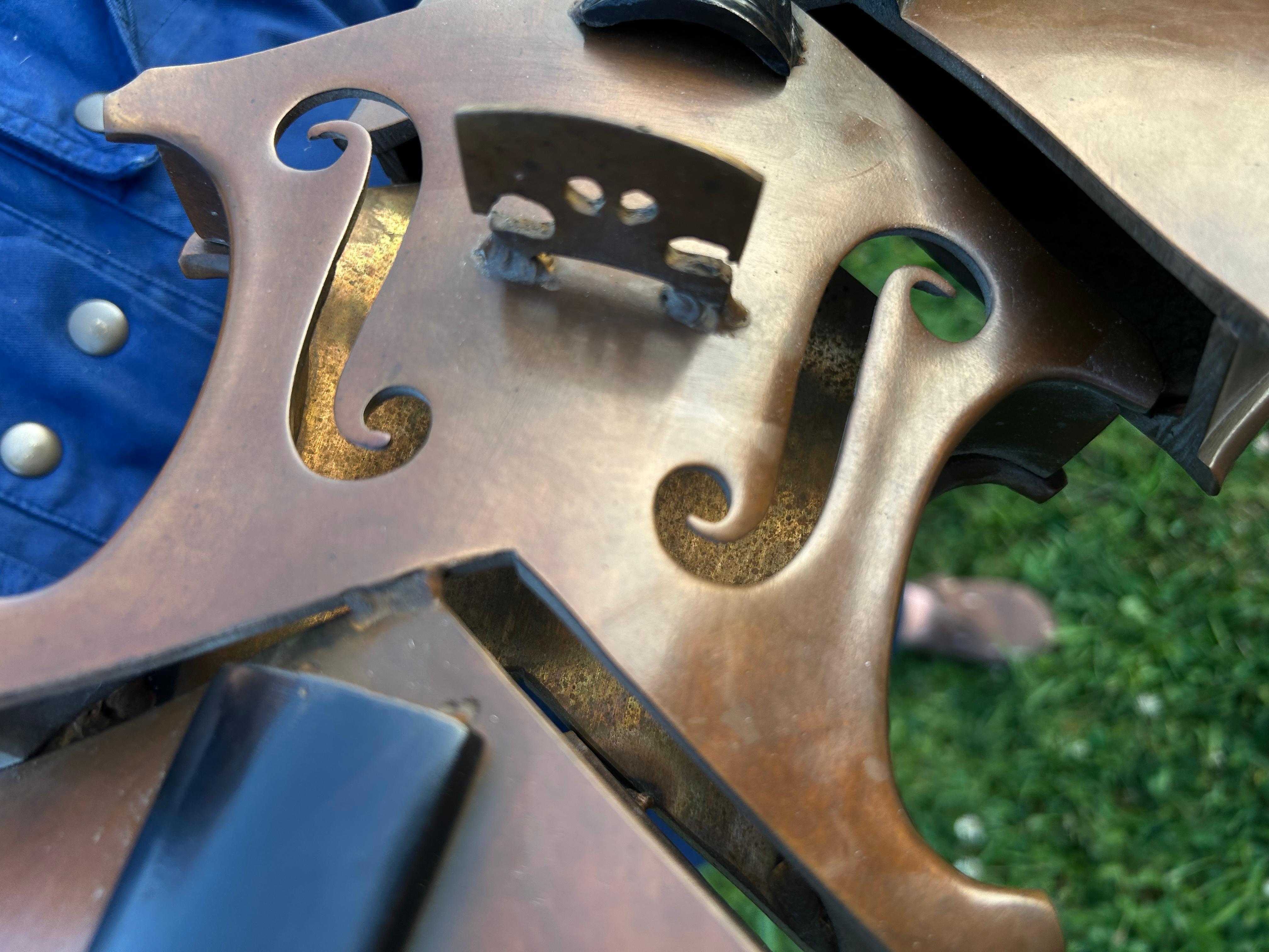 Bronzo con patina marrone di Arman Fernandez,
Coupe violin II Omaggio a Picasso
Firmato alla base, fonderia Bocquel 50/100
Altezza 64 cm
Larghezza 20 cm
Profondità 16,5 cm