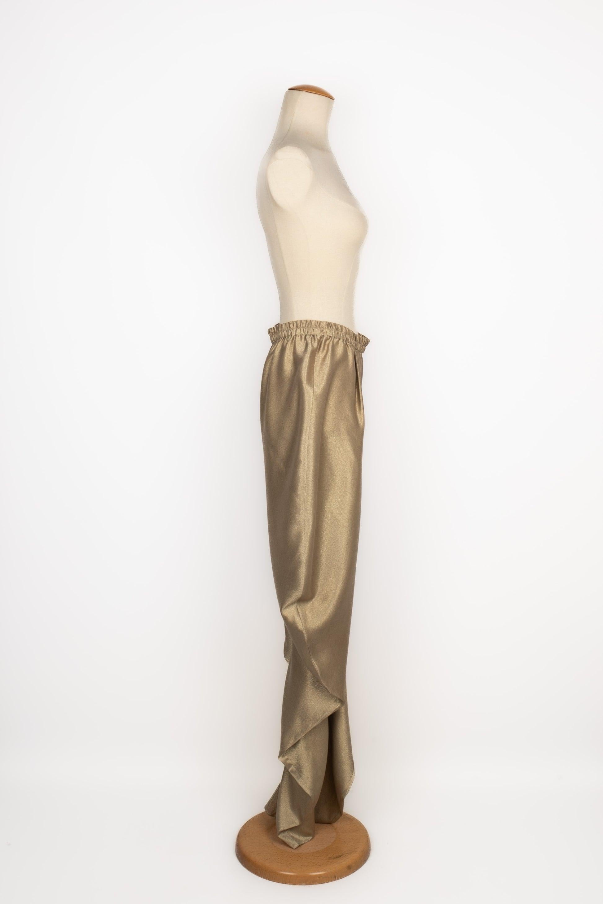 Vionnet - (Made in Italy) Golden blended silk pants. No size indicated, it fits a 36FR.

Additional information:
Condition: Very good condition
Dimensions: Waist: 34 cm - Hips: 55 cm - Length: 122 cm

Seller Reference: FJ117