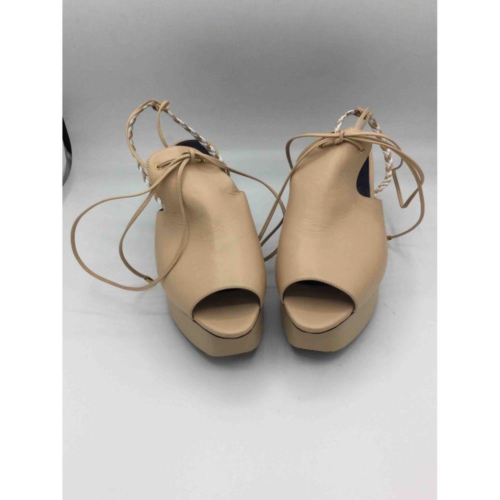 Vionnet Leather Sandals in Beige

Vionnet sandals in flesh-colored leather with covered part at the front and free heel, a weave passes at the back of the ankle and a second lace wraps it. Length of the insole 26 cm, heel 6 cm and platform 3 cm The