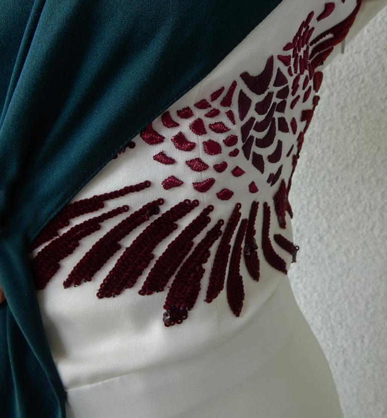 Elegantes zweifarbiges Kleid der griechischen Göttin aus grüner und weißer Seide von Vionnet.  Das Oberteil hat eine asymmetrische Öffnung in der Mitte.   Zarte Falten an der Schulter, die in einen weichen Faltenrock übergehen.  Seitlich mit