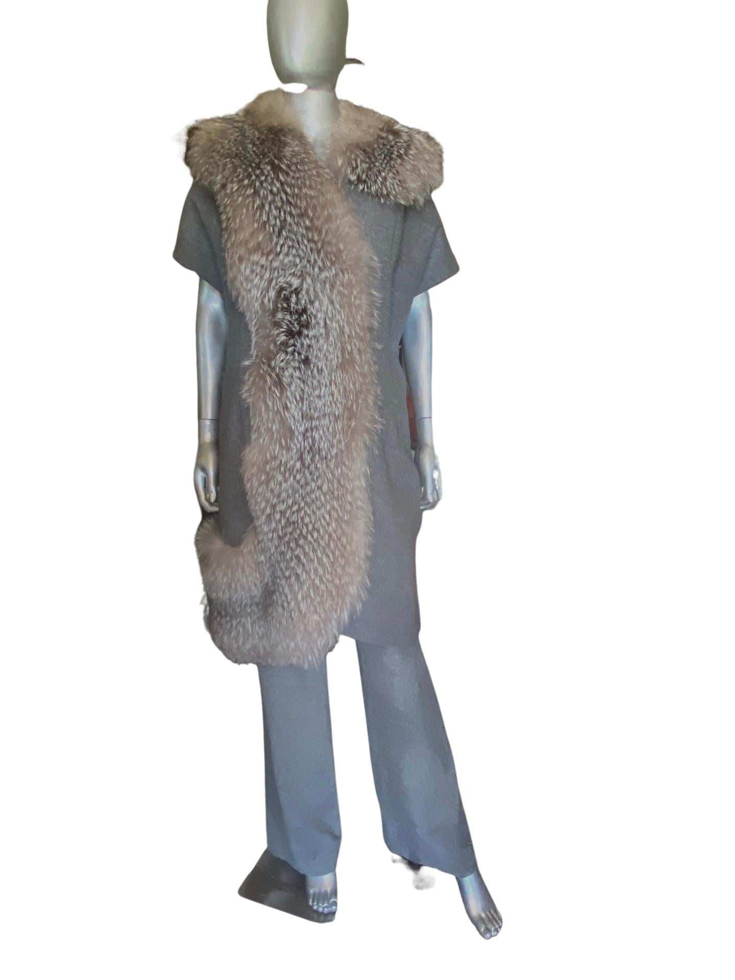 Vionnet Paris Cashmere and Fur Coat (NWT) w/ Addtl Dress & Trouser Set Size 8/10 For Sale 5