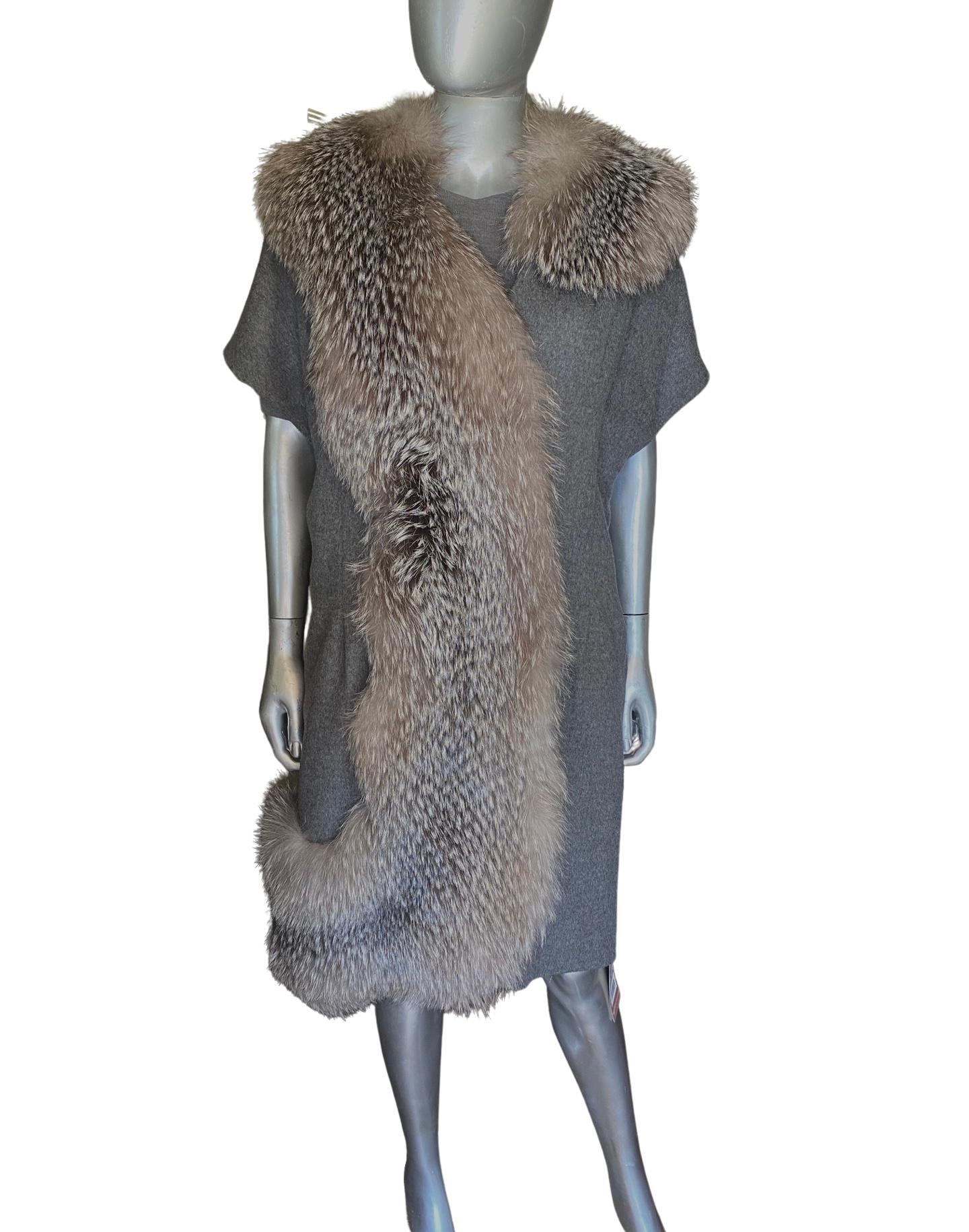 Vionnet Paris Cashmere and Fur Coat (NWT) w/ Addtl Dress & Trouser Set Size 8/10 In Good Condition For Sale In Palm Springs, CA