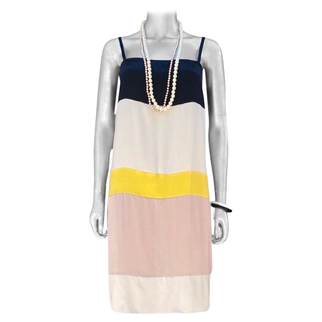 Dieses schöne französische Kleid von Vionnet Paris ist ein perfektes Frühjahr/Sommer 2023 Urlaubs- oder Partykleid. Gekauft in Paris, es ist wie neu und nie getragen seit dem Kauf. Modernes, schickes Color-Blocking auf die ungewöhnliche französische