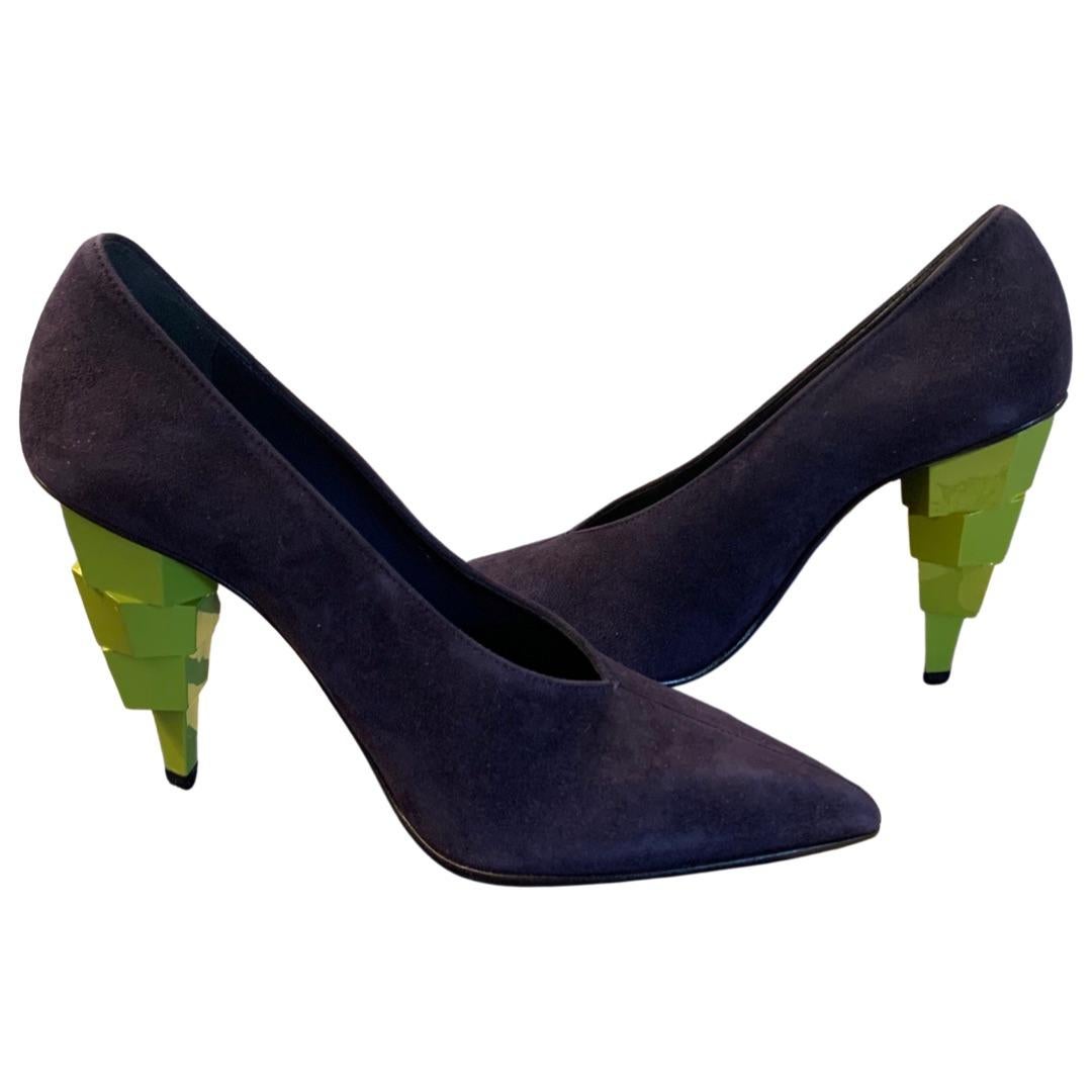 Vionnet Paris Navy Suede Pumps with Chartreuse Sculpture Heel Italy Size 37 In Excellent Condition For Sale In Palm Springs, CA