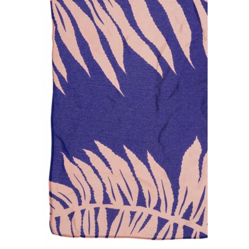 Vionnet Paris Lila Seidenschal mit Blattdruck (Schwarz) im Angebot