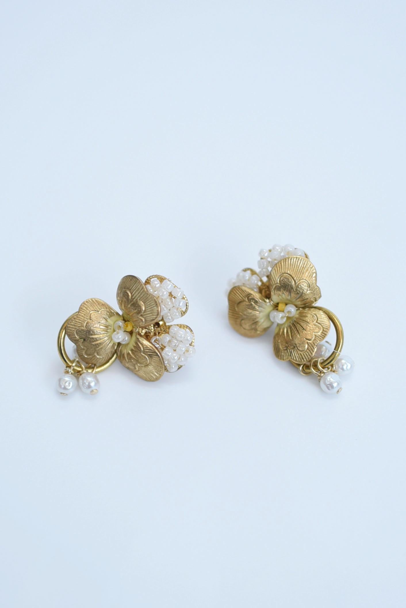 Rose Cut viora earring(white)  / vintage jewelry , 1970's vintage parts For Sale