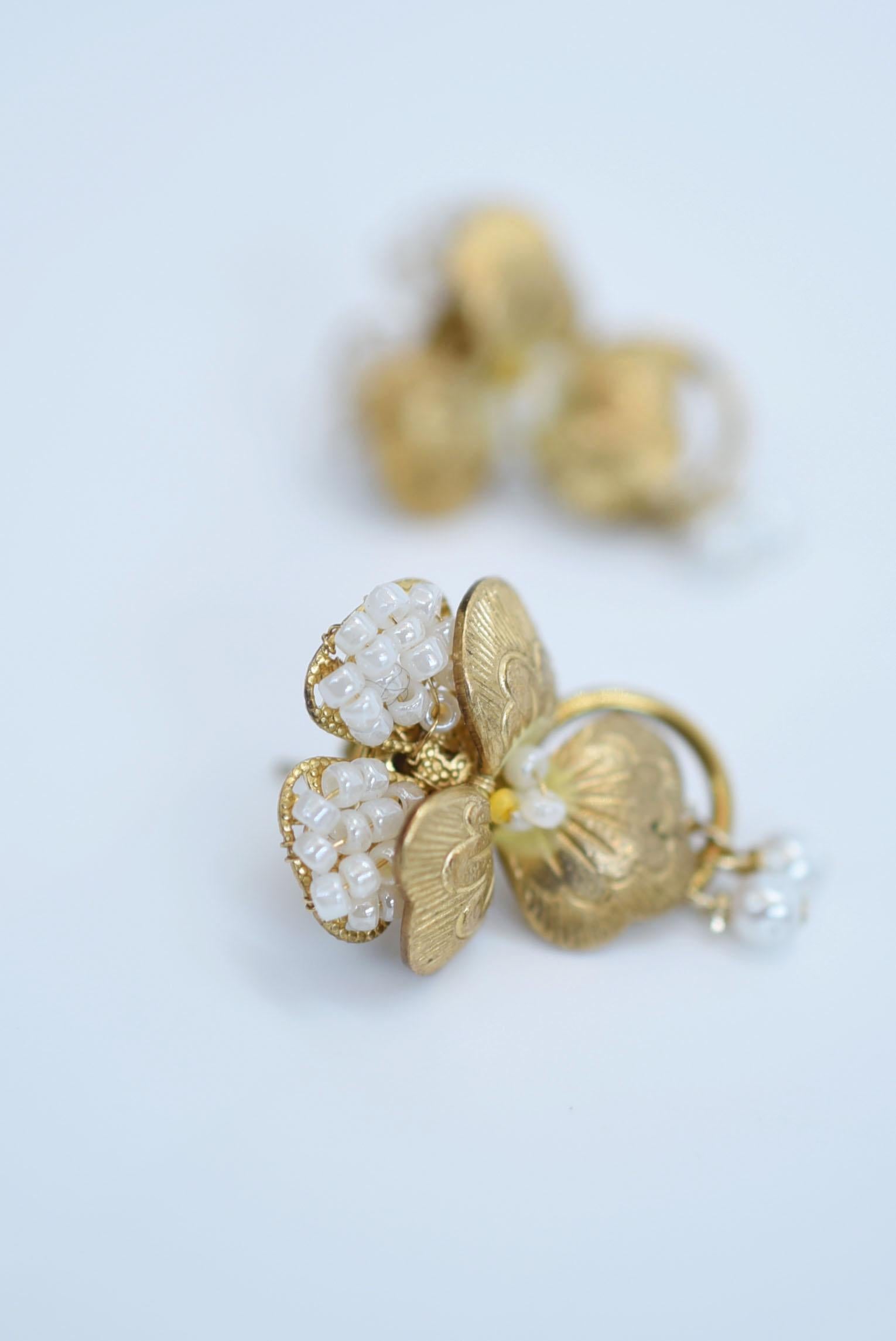 viora earring(white)  / vintage jewelry , 1970's vintage parts For Sale 1