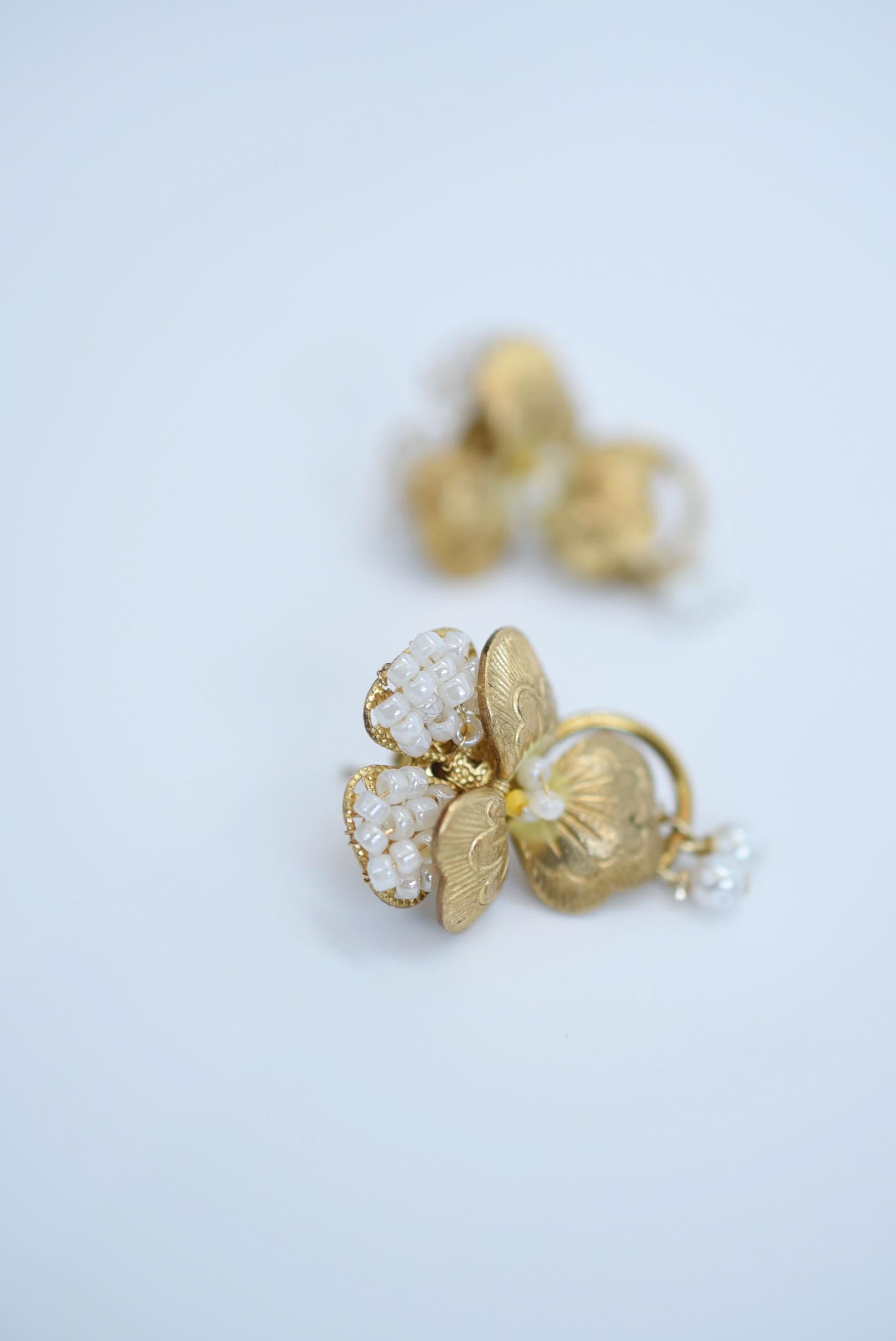 viora earring(white)  / vintage jewelry , 1970's vintage parts For Sale 2
