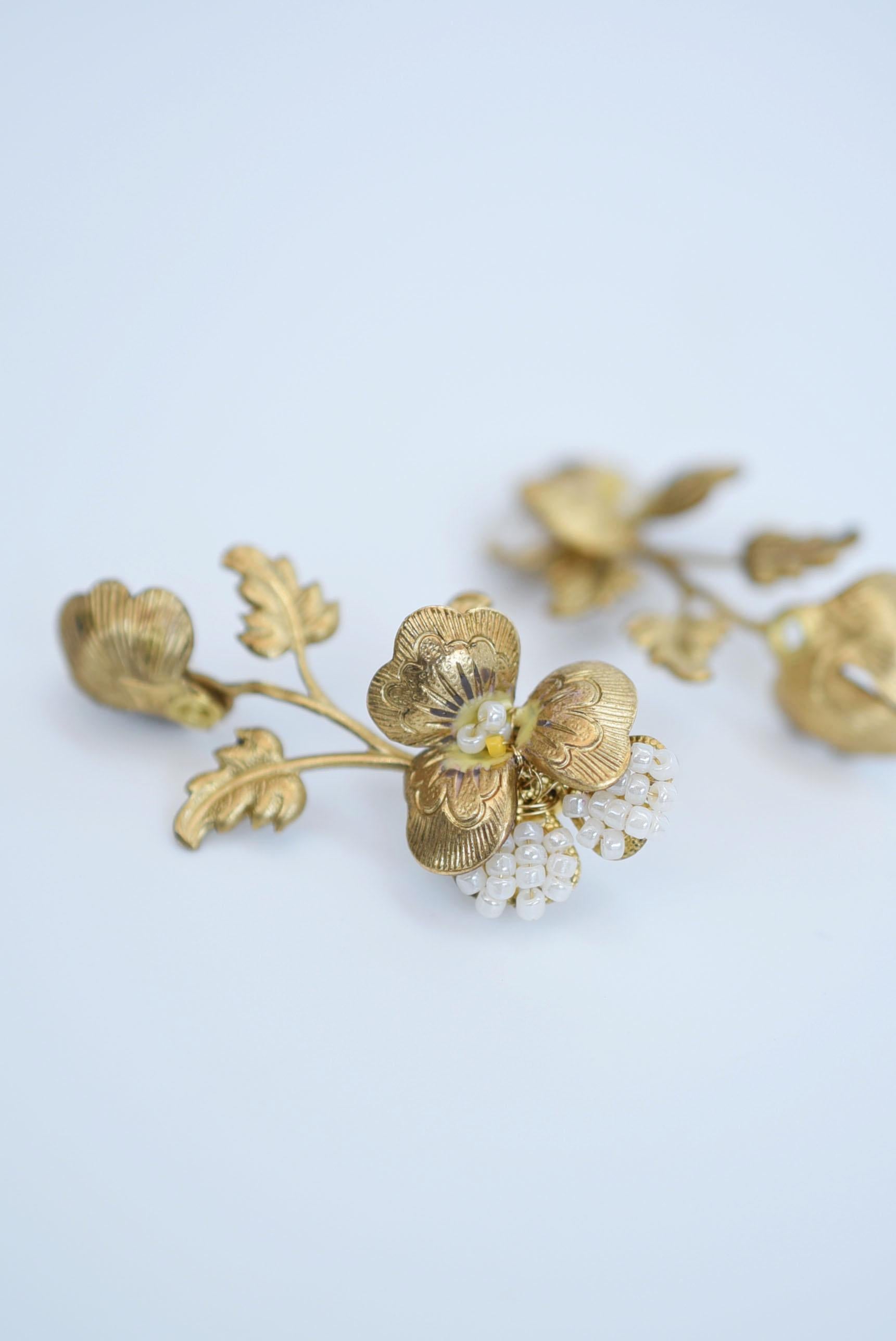 material:Brass,grass beads,enamel coating,stainless,vintage glass 
size: length 4.8cm / weight5g

The earrings may look a little large, but the overall line is thin and the colour blends well with the skin, so they can be the star or a complement,