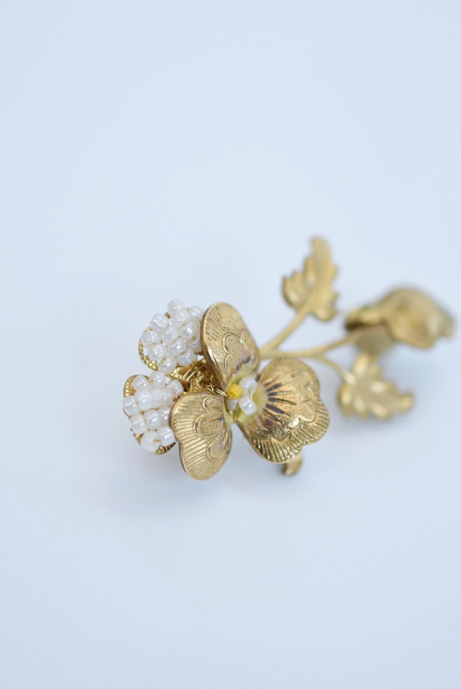 Women's viora leaf earring / vintage jewelry , 1970's vintage parts For Sale