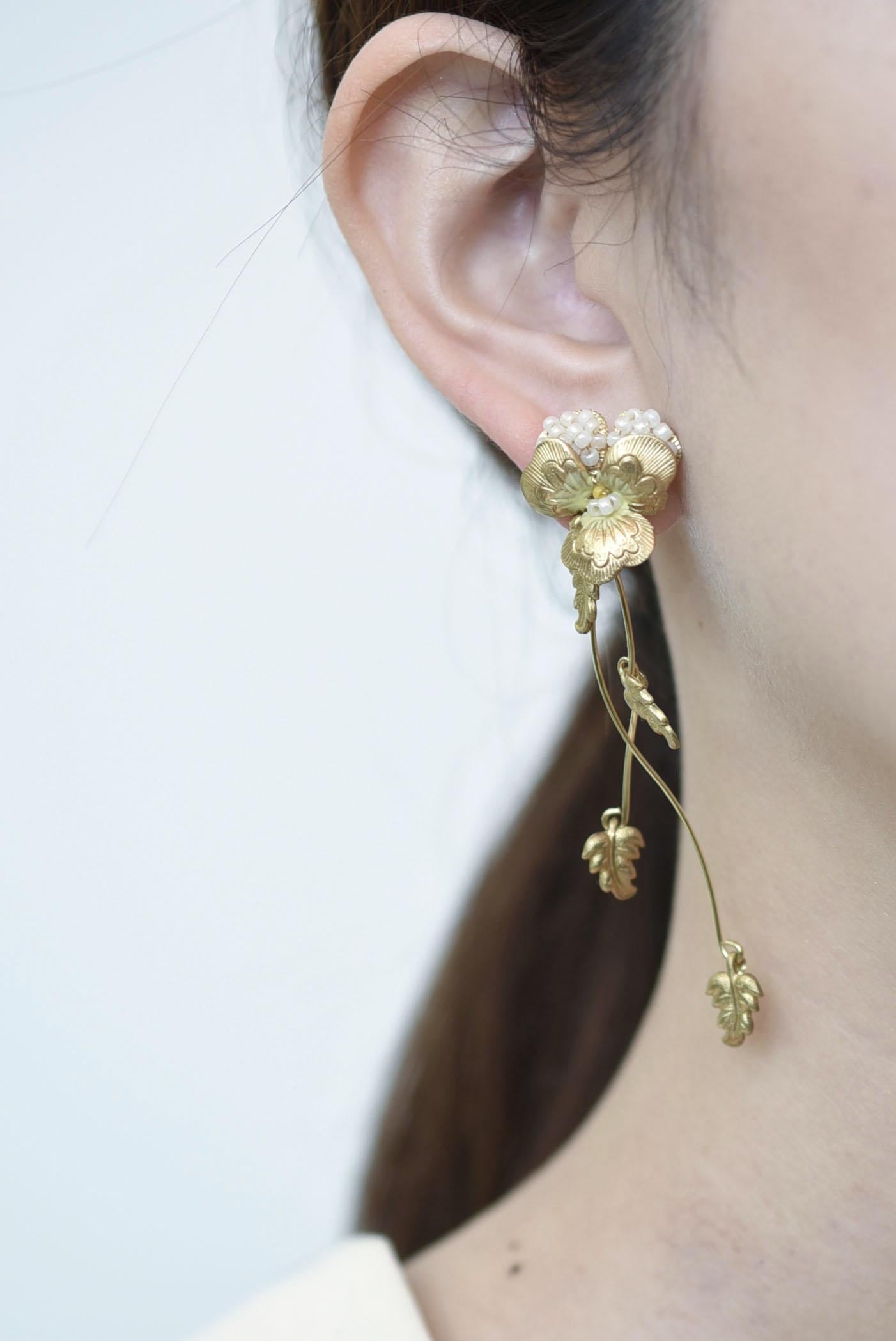 material:Brass,glass beads,enamel coating,stainless,vintage 
size:length 7.7cm / weight each4g

Delicate earrings with individually swaying leaves. They are chin-high in length and make a spectacular addition to the face. We recommend wearing them
