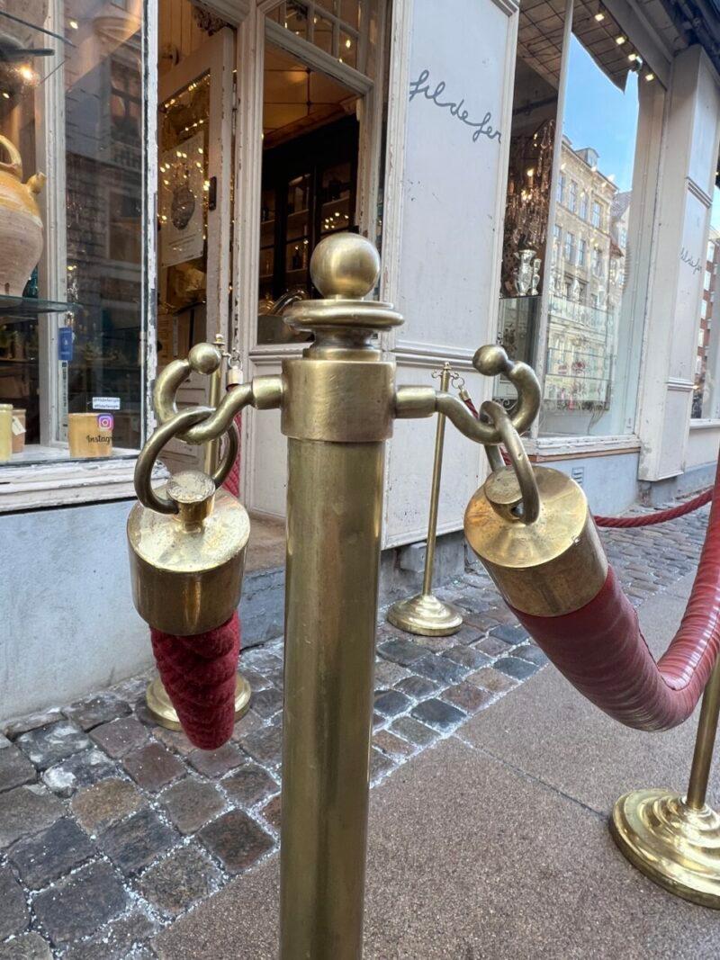 20ième siècle Barrier de contrôle des foules VIP - Supports et cordes en laiton en vente