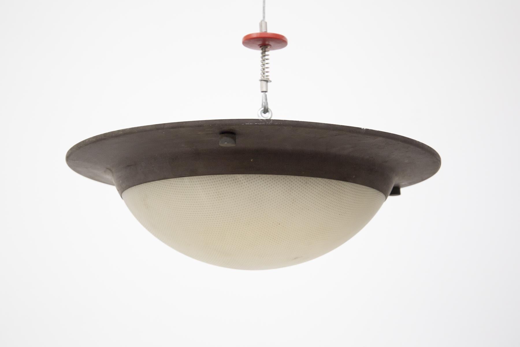Splendida lampada da soffitto vintage italiana appartenente alla Residenza dei Vip di Milano, risalente agli anni '70 e di pregiato artigianato italiano.
La lampada ha una forma emisferica e assomiglia a una plafoniera. Il copro centrale è più