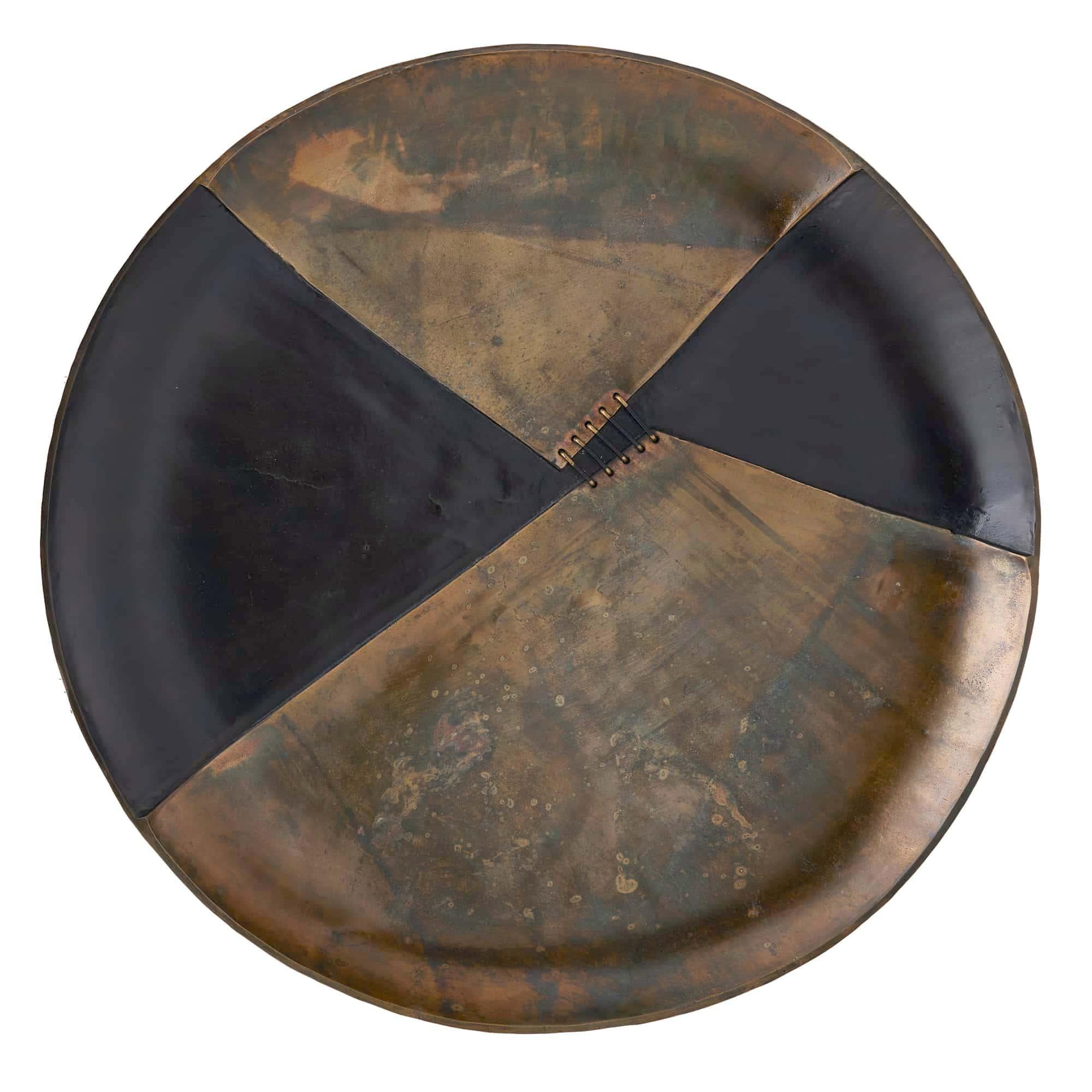 Placca da parete Virgil (WPI01) - Ispirata al design della porcellana di metà secolo, la placca da parete Virgil offre un'audace reinterpretazione grazie all'uso scultoreo dell'alluminio fuso. Il pezzo presenta un sorprendente design a blocchi di