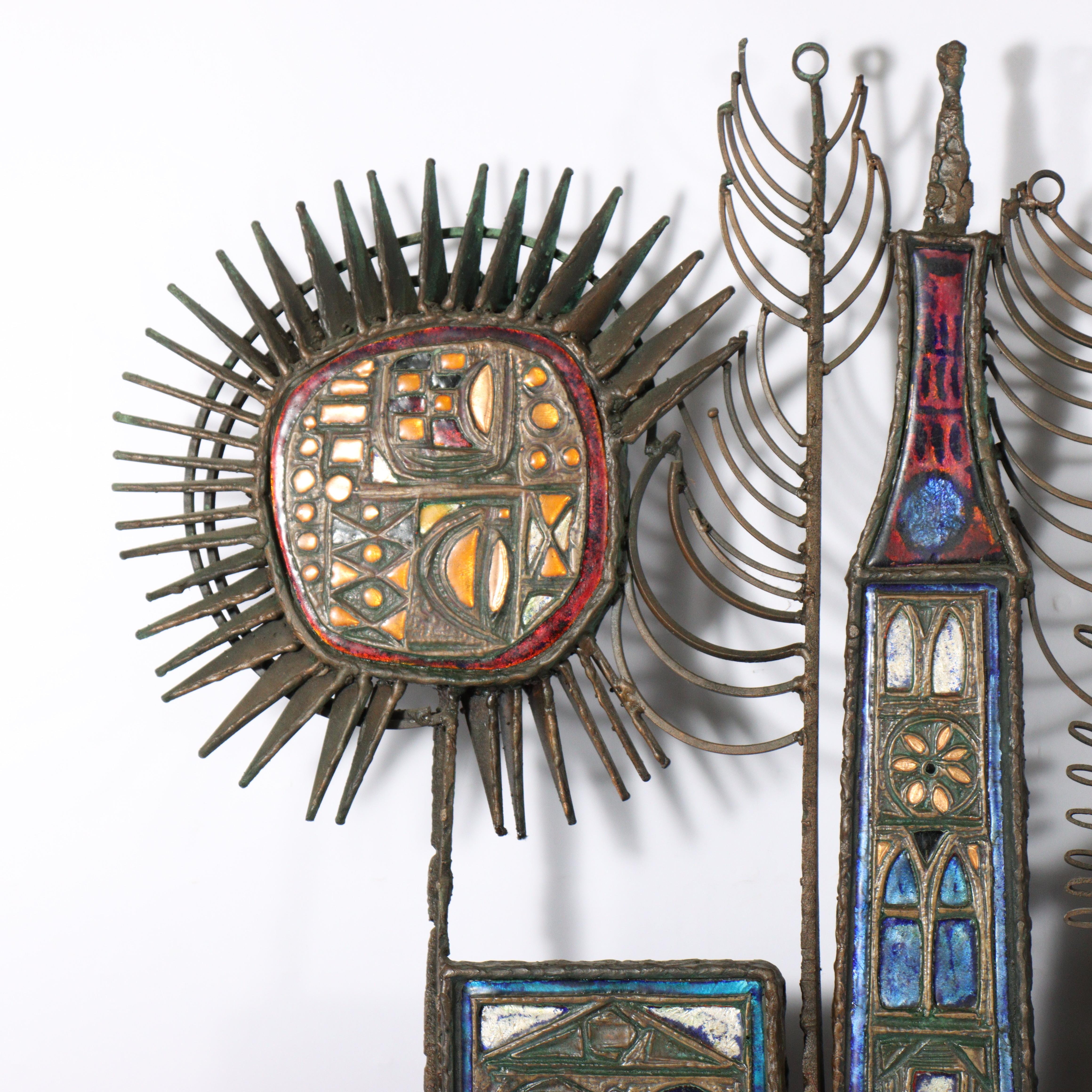 Dieses Stück ist ein Unikat aus einer Serie von nur sieben Exemplaren. Hängeskulptur, Turin, Italien, ca. 1965; kupfergewaschenes Eisen und geschweißte Gussstücke, metallisch emailliertes Kupfer; verso signiert.

Studio Del Campo in Turin, Italien