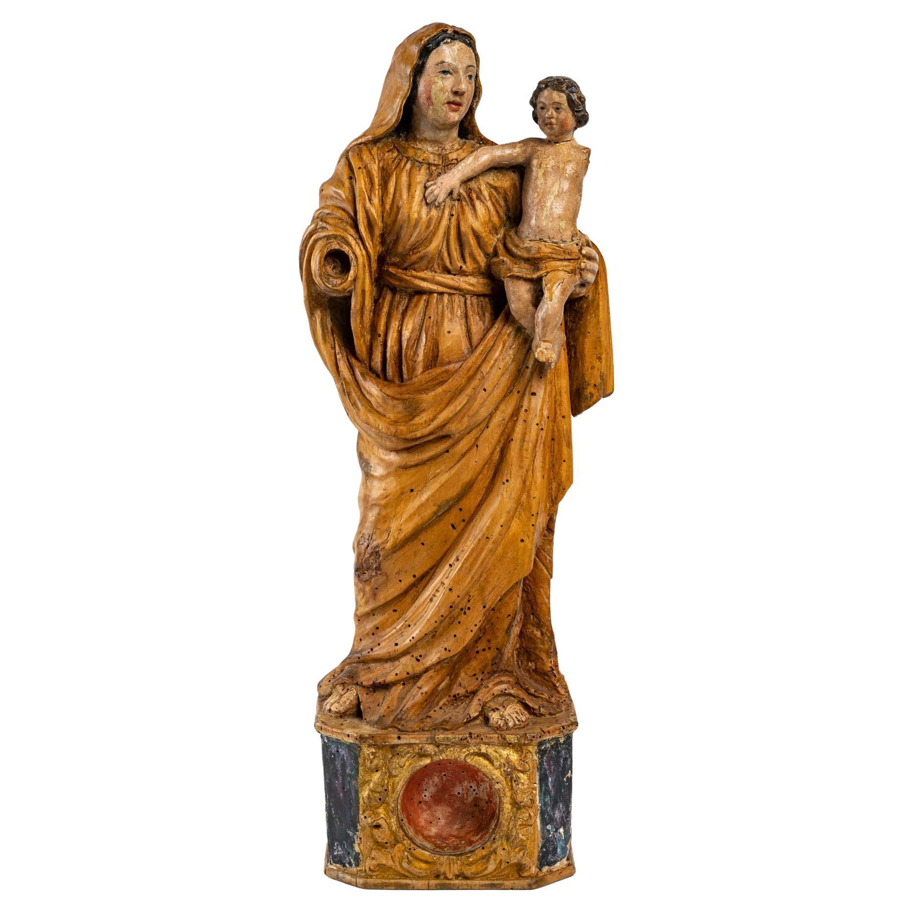 Virgin and Child, 17th century
Louis XIV period, walnut wood, France late 17th century 
Reliquary place 
Height: 38 cm
ref 3239