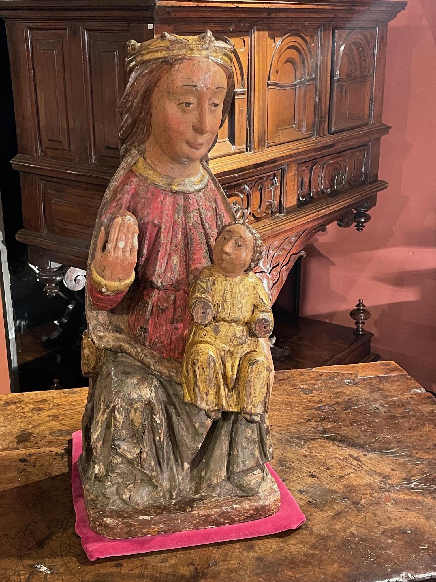 Vierge à l'enfant en majesté

Origine : castille
Époque : début du XIVe siècle

Mesures : Hauteur : 72cm
Longueur : 30 cm
Profondeur : 25cm

Bois polychrome et doré
Bon état


Au milieu du XIIe siècle, la Vierge Marie apparaît dans les