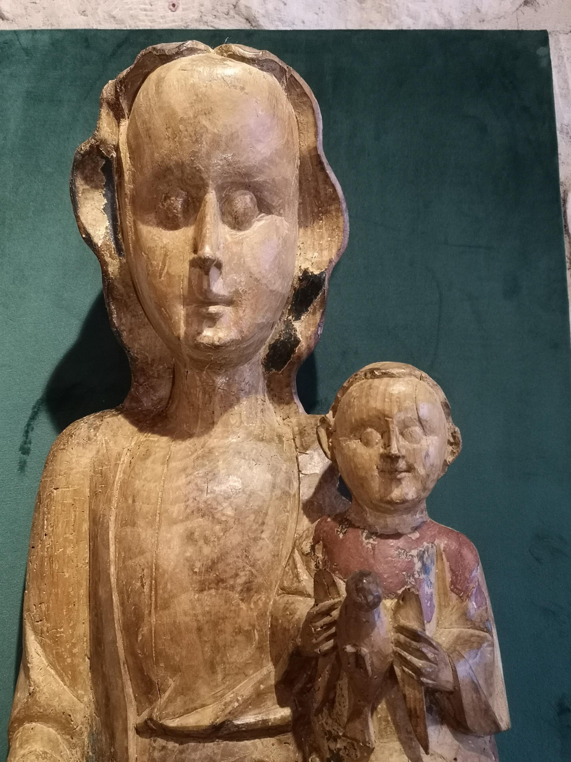 Virgin and Child in Majesty with a Bird In Good Condition For Sale In Saint-Ouen, FR