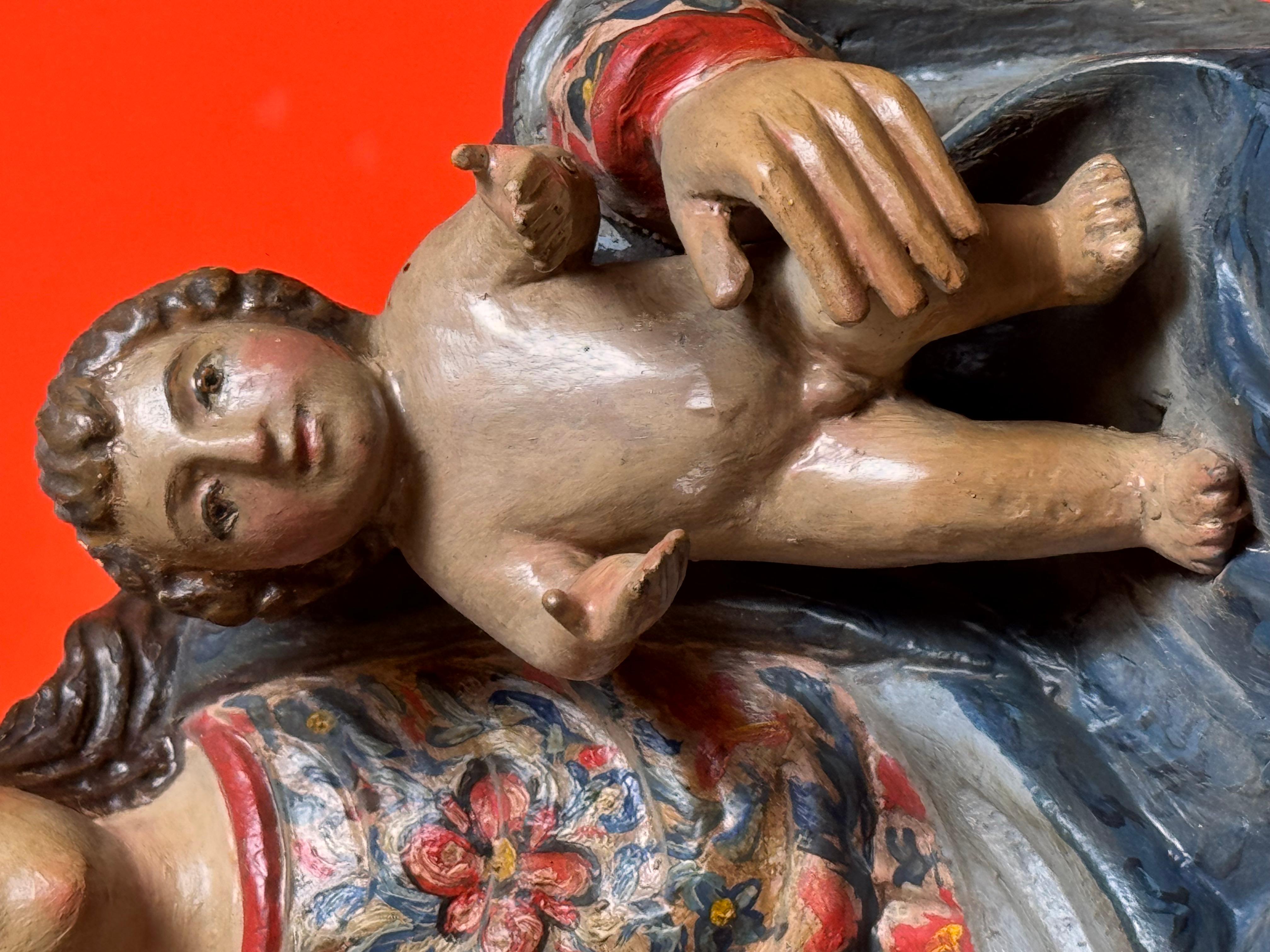Vierge à l'enfant en bois polychrome sur un nuage avec des chérubins, Espagne/Colonie en vente 2