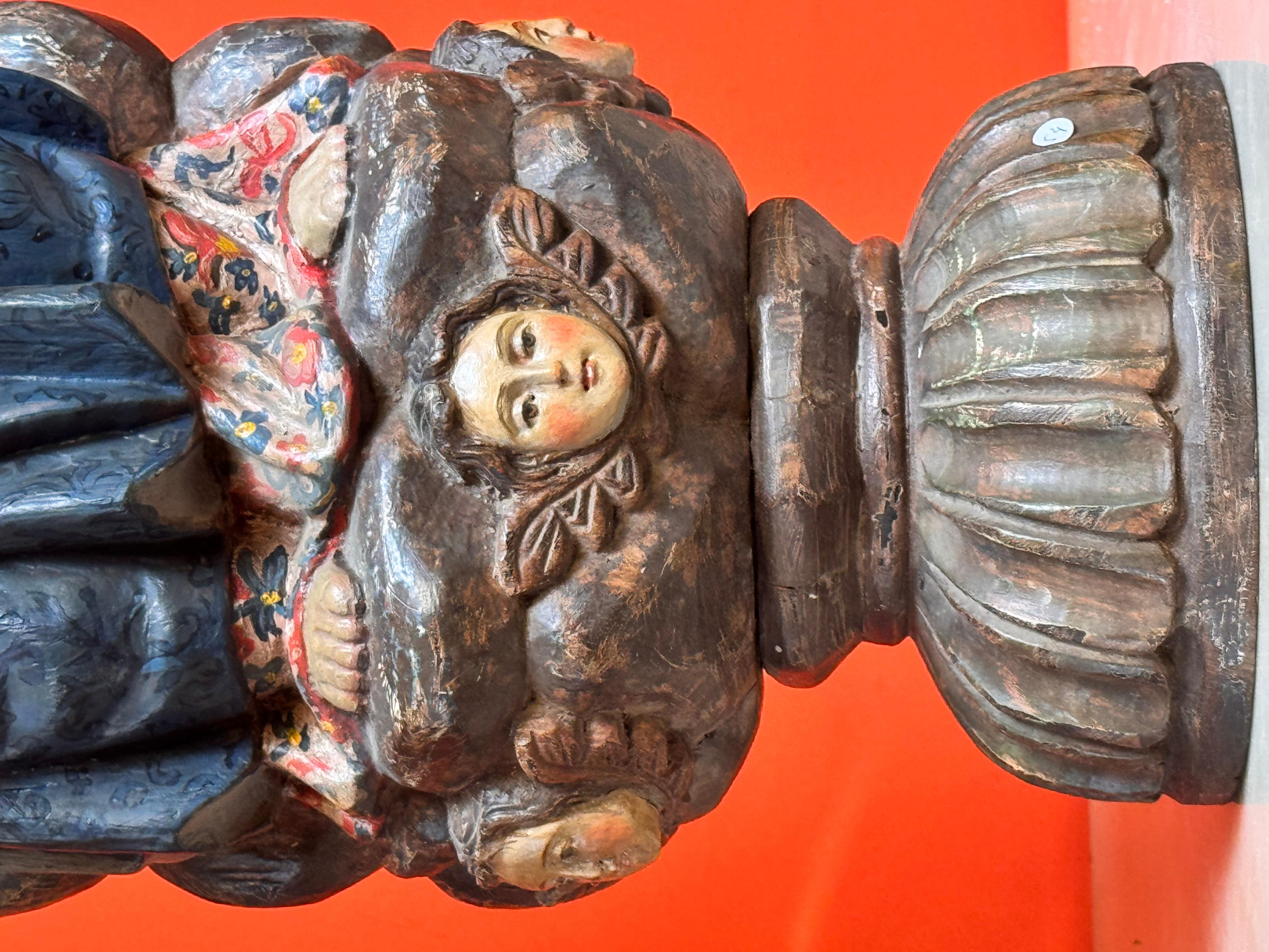 Vierge à l'enfant en bois polychrome sur un nuage avec des chérubins, Espagne/Colonie en vente 3