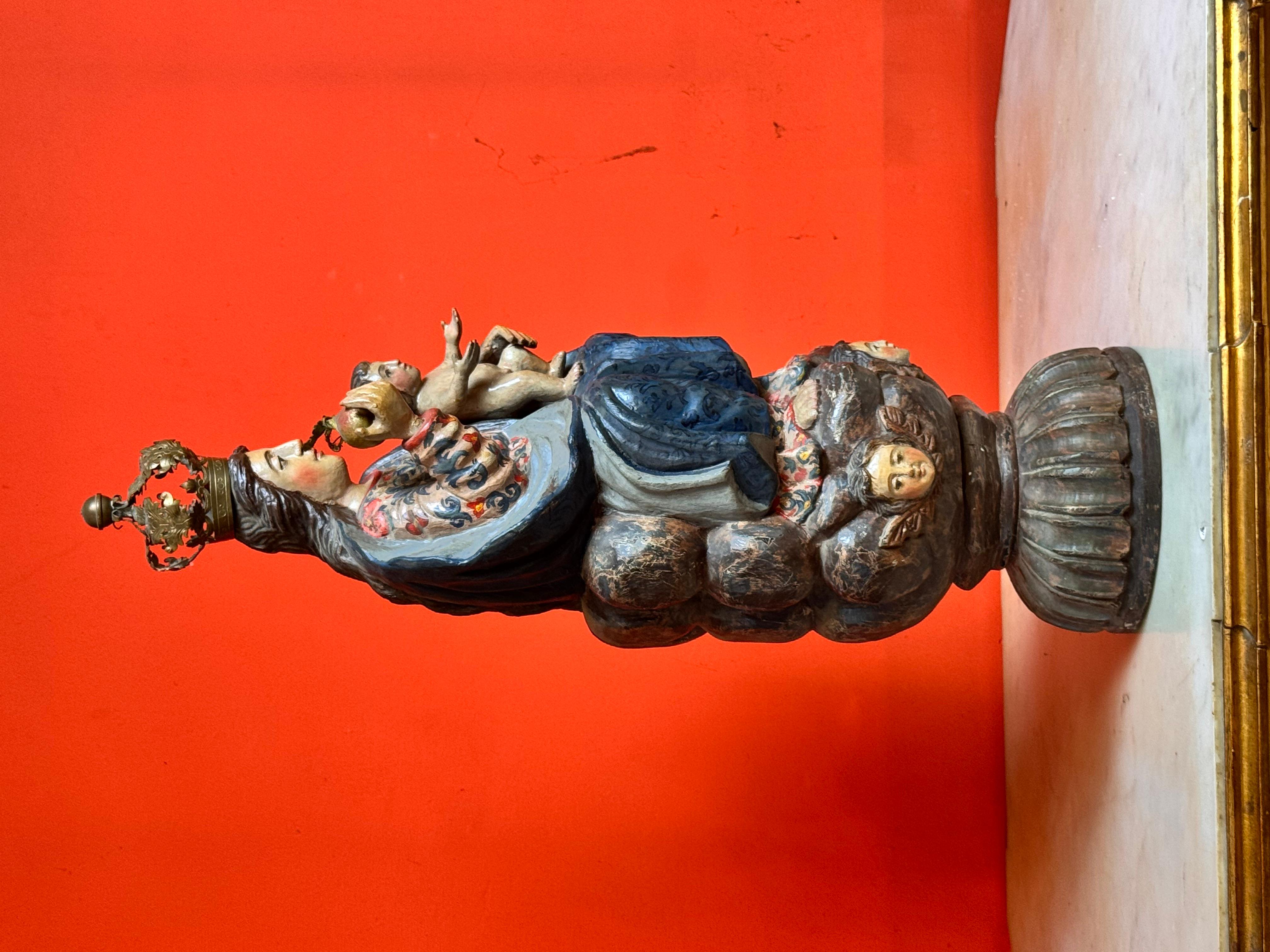 Baroque Vierge à l'enfant en bois polychrome sur un nuage avec des chérubins, Espagne/Colonie en vente