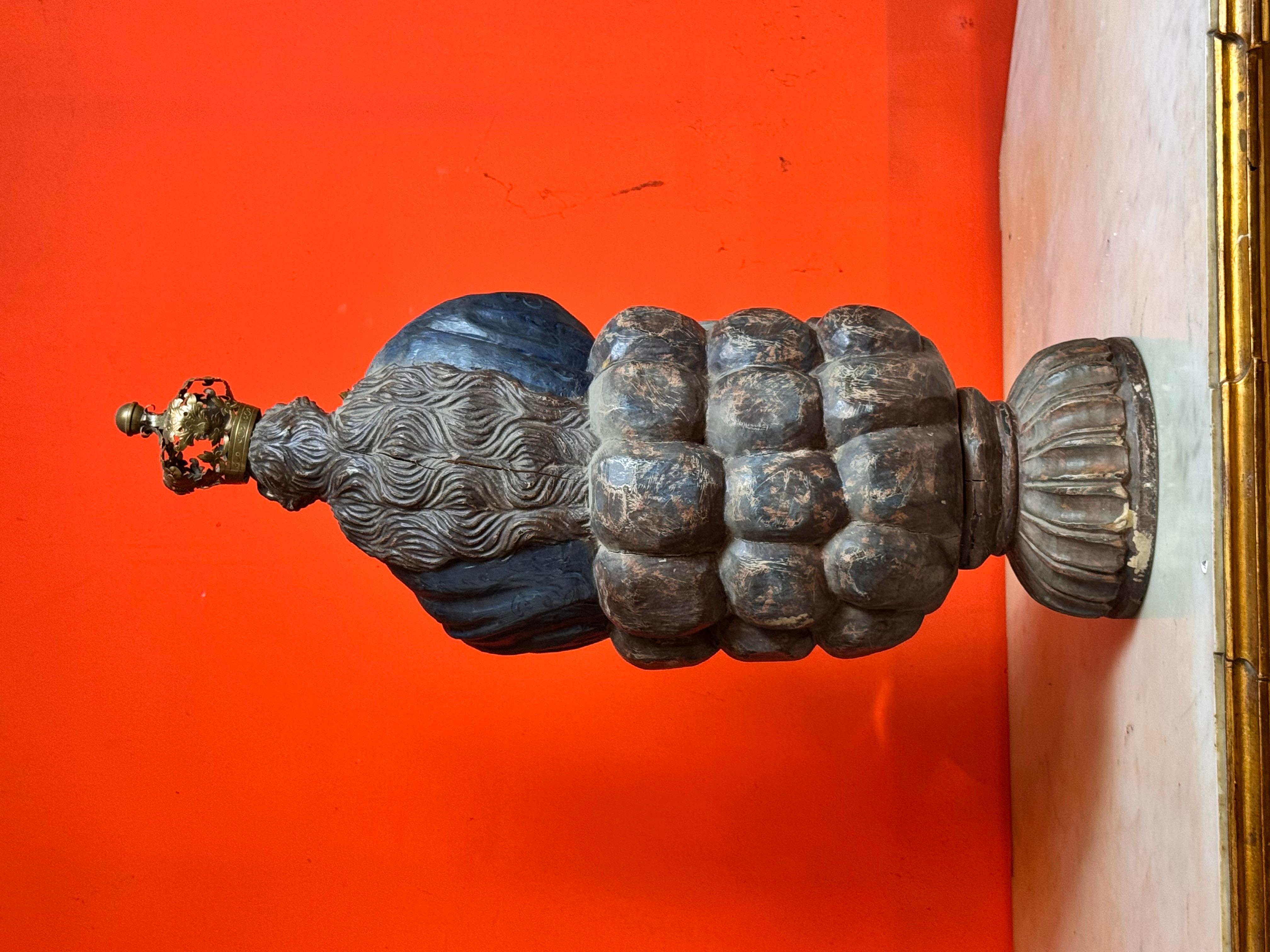 Espagnol Vierge à l'enfant en bois polychrome sur un nuage avec des chérubins, Espagne/Colonie en vente