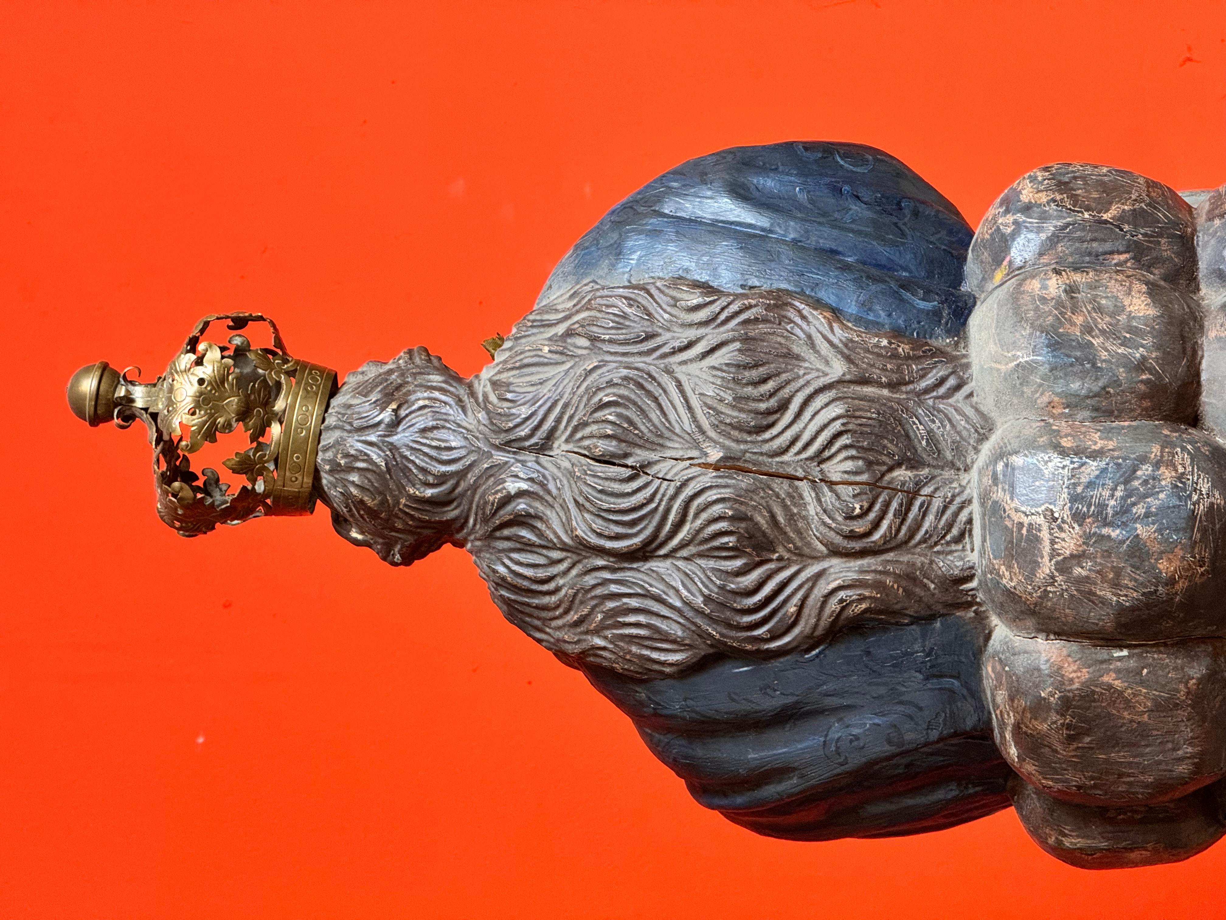 Fait main Vierge à l'enfant en bois polychrome sur un nuage avec des chérubins, Espagne/Colonie en vente