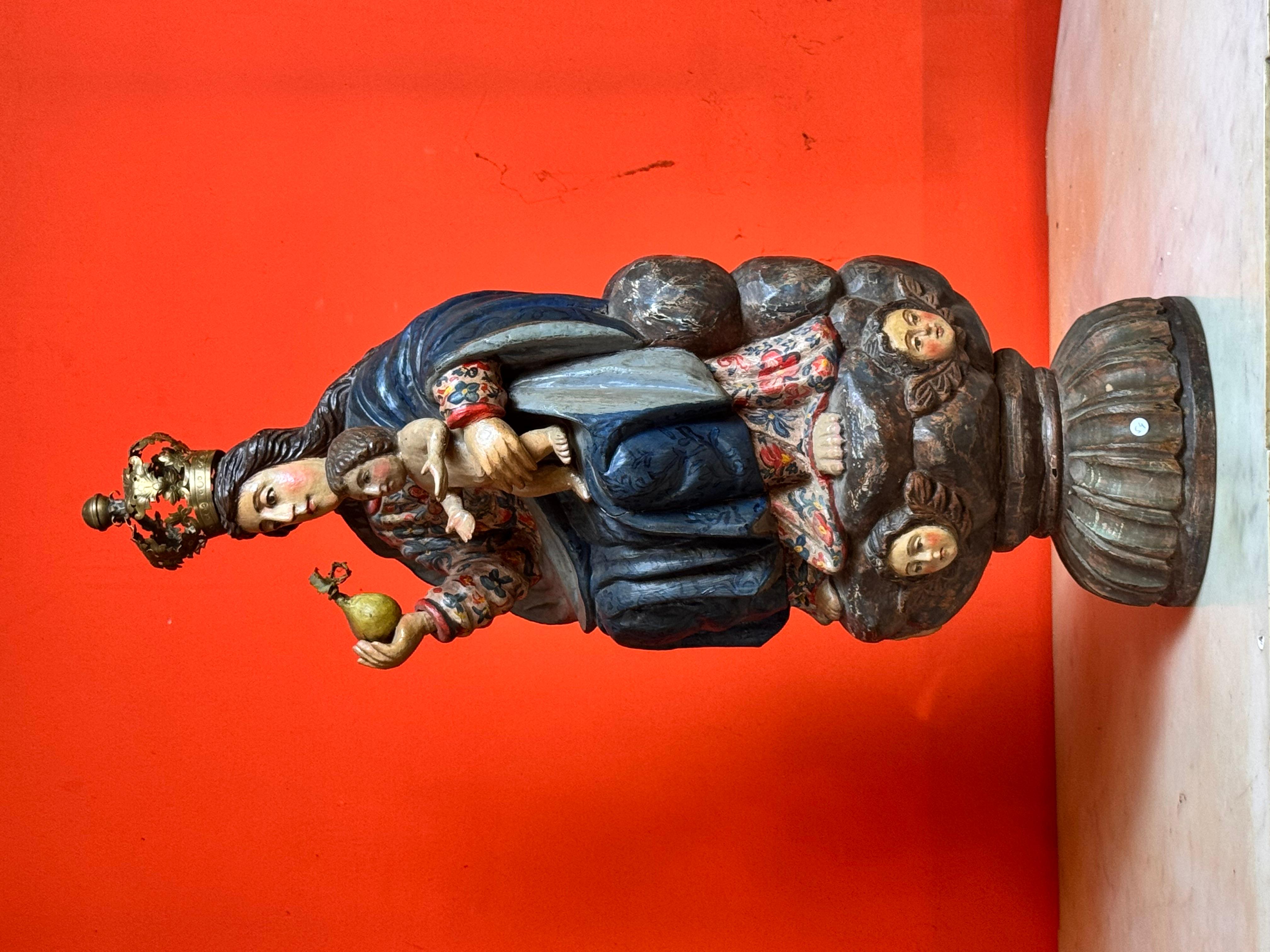 XVIIIe siècle Vierge à l'enfant en bois polychrome sur un nuage avec des chérubins, Espagne/Colonie en vente