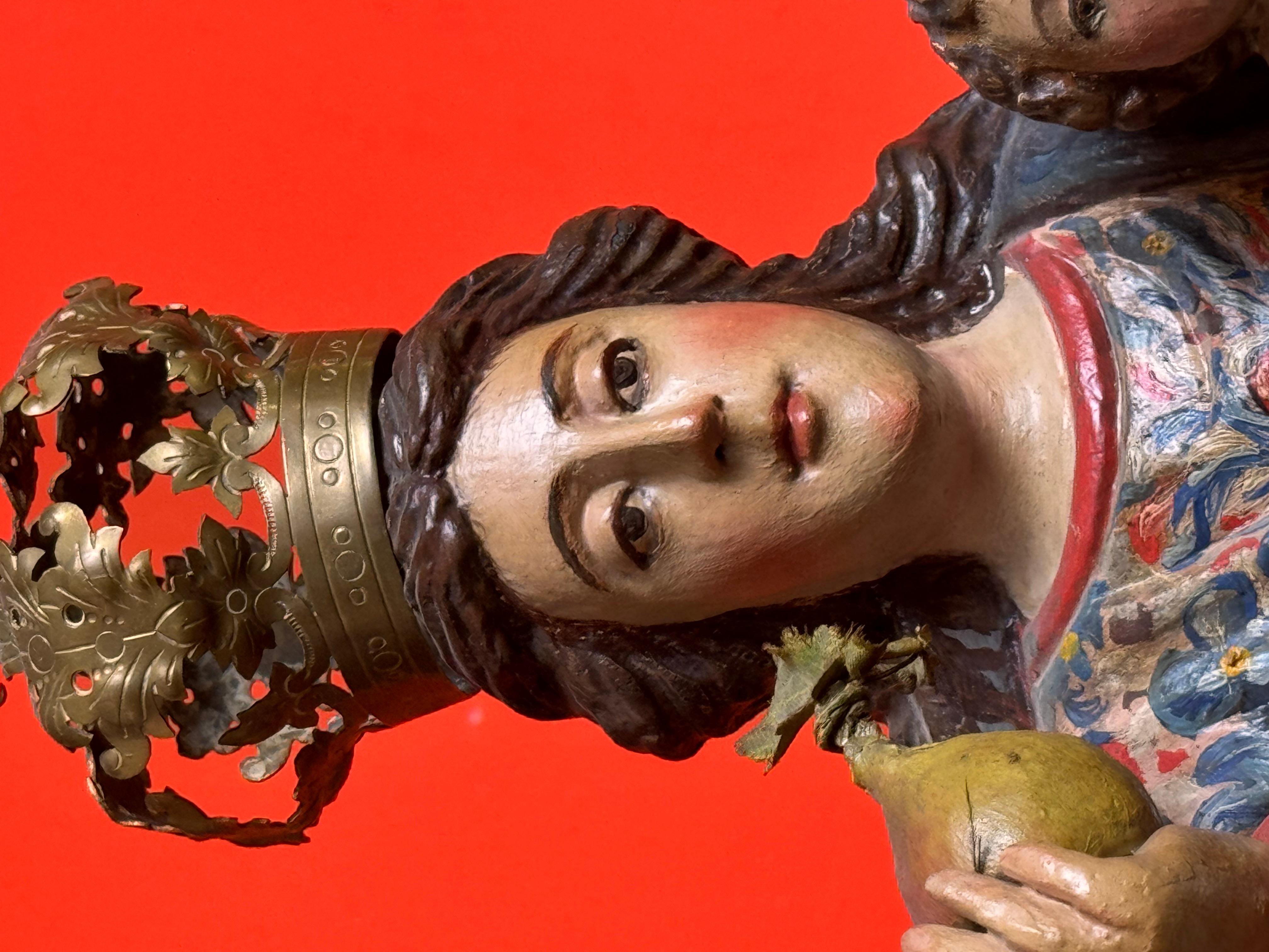 Vierge à l'enfant en bois polychrome sur un nuage avec des chérubins, Espagne/Colonie en vente 1