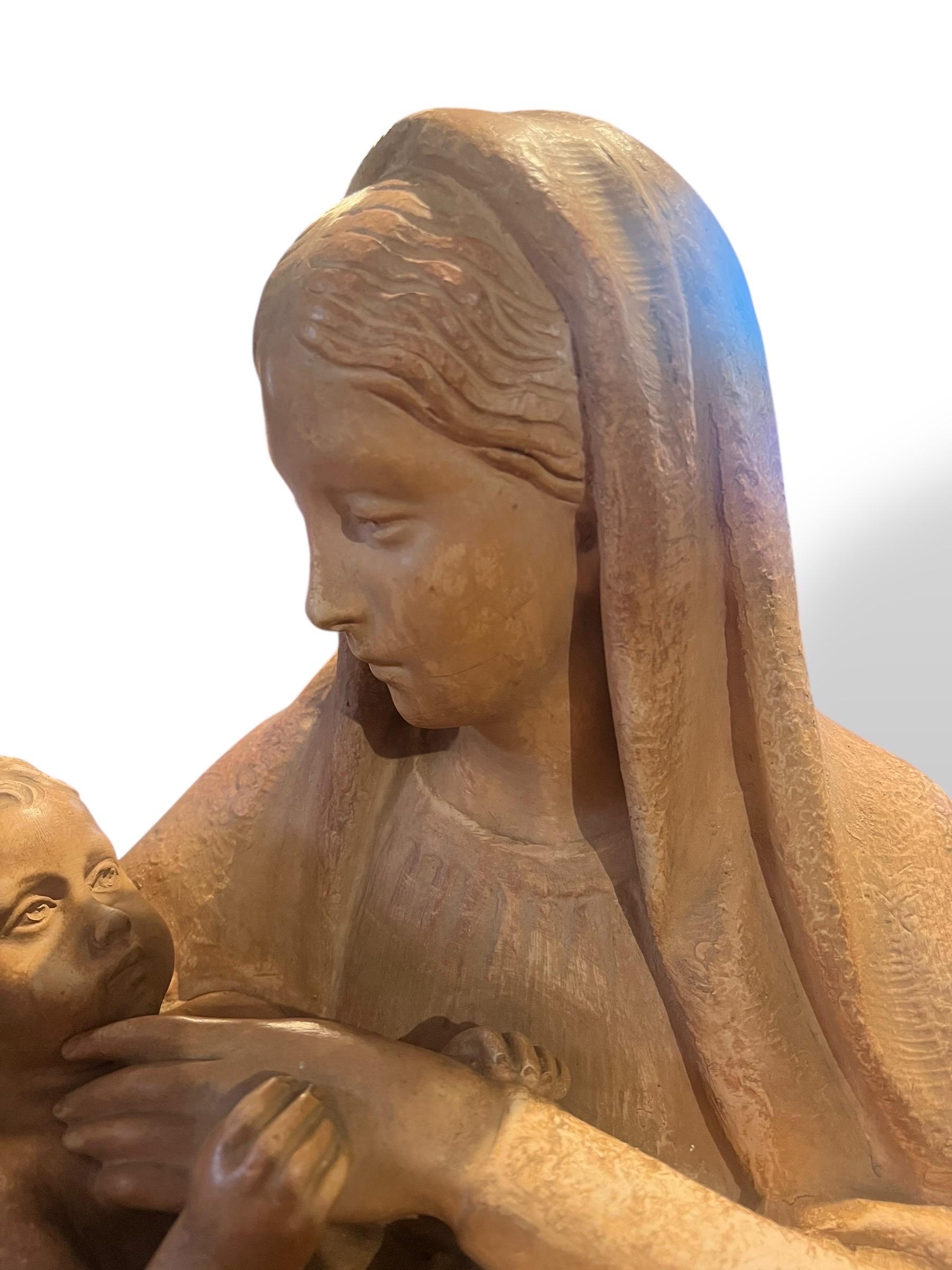 Jungfrau und Kind aus Terrakotta, signiert M. Normand, um 1890-1910 (Art nouveau) im Angebot