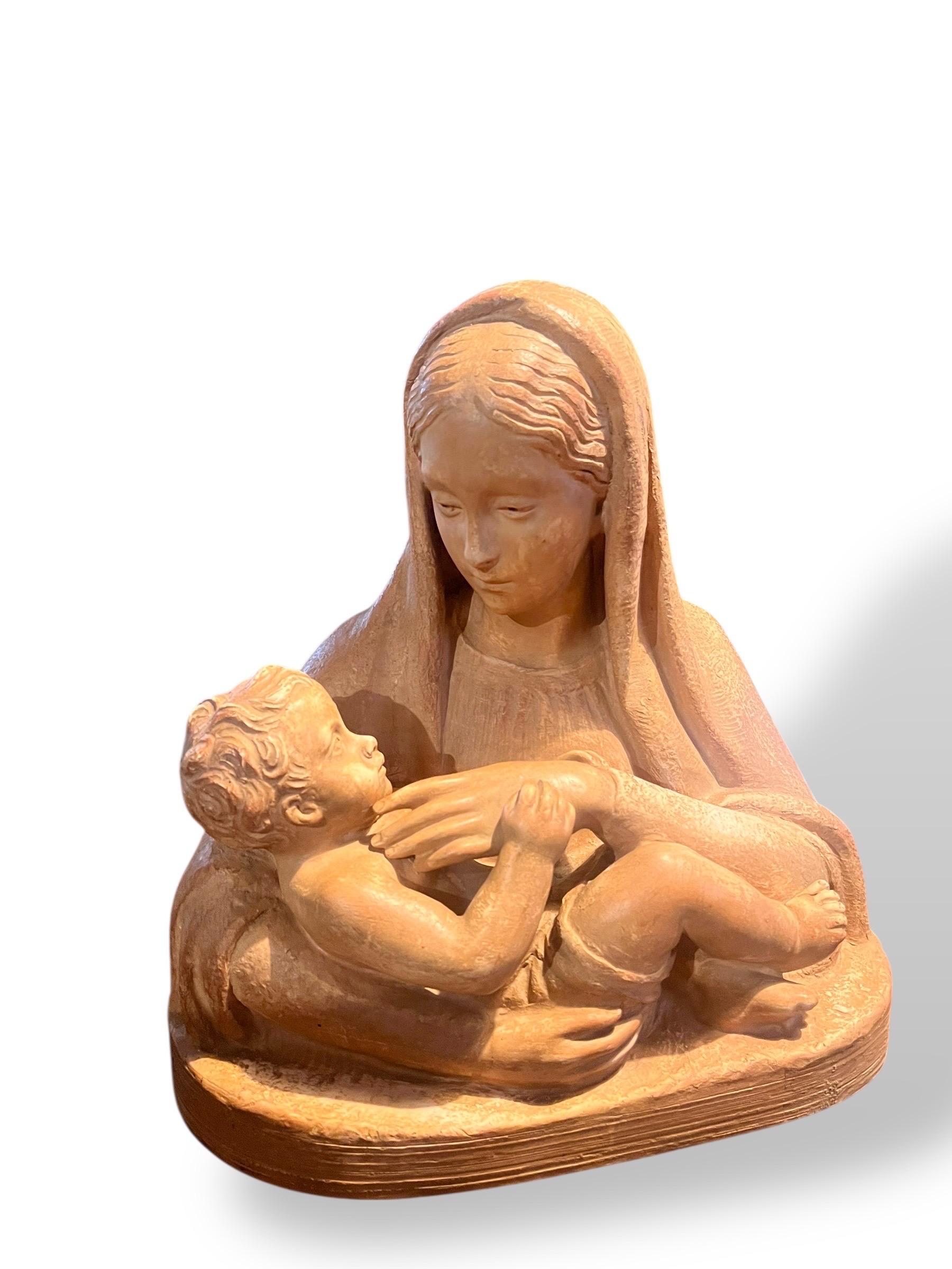 Jungfrau und Kind aus Terrakotta, signiert M. Normand, um 1890-1910 (Handgefertigt) im Angebot