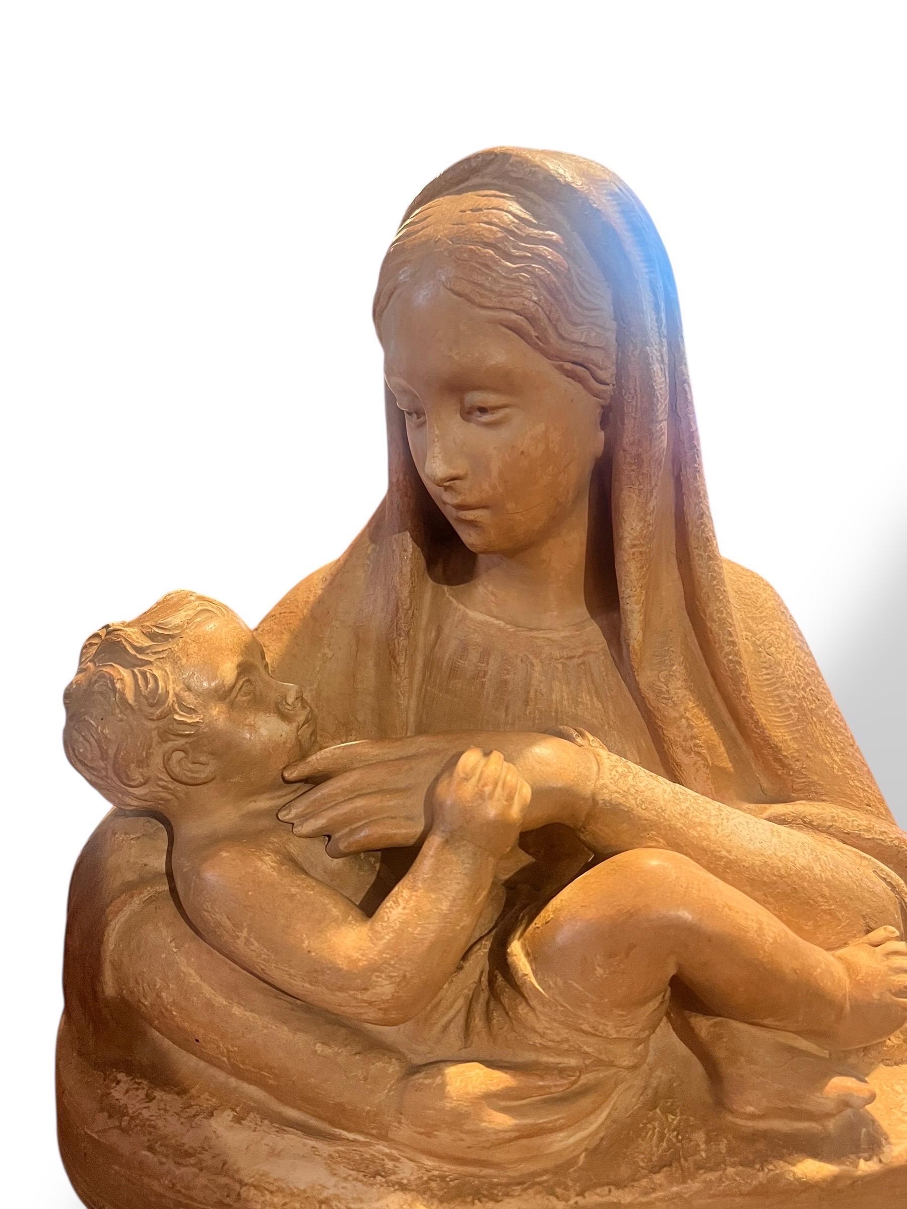 Jungfrau und Kind aus Terrakotta, signiert M. Normand, um 1890-1910 im Zustand „Gut“ im Angebot in Beuzevillette, FR