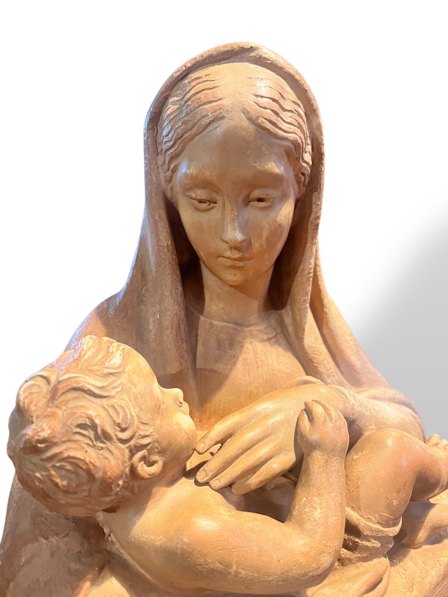 Jungfrau und Kind aus Terrakotta, signiert M. Normand, um 1890-1910 im Angebot 1