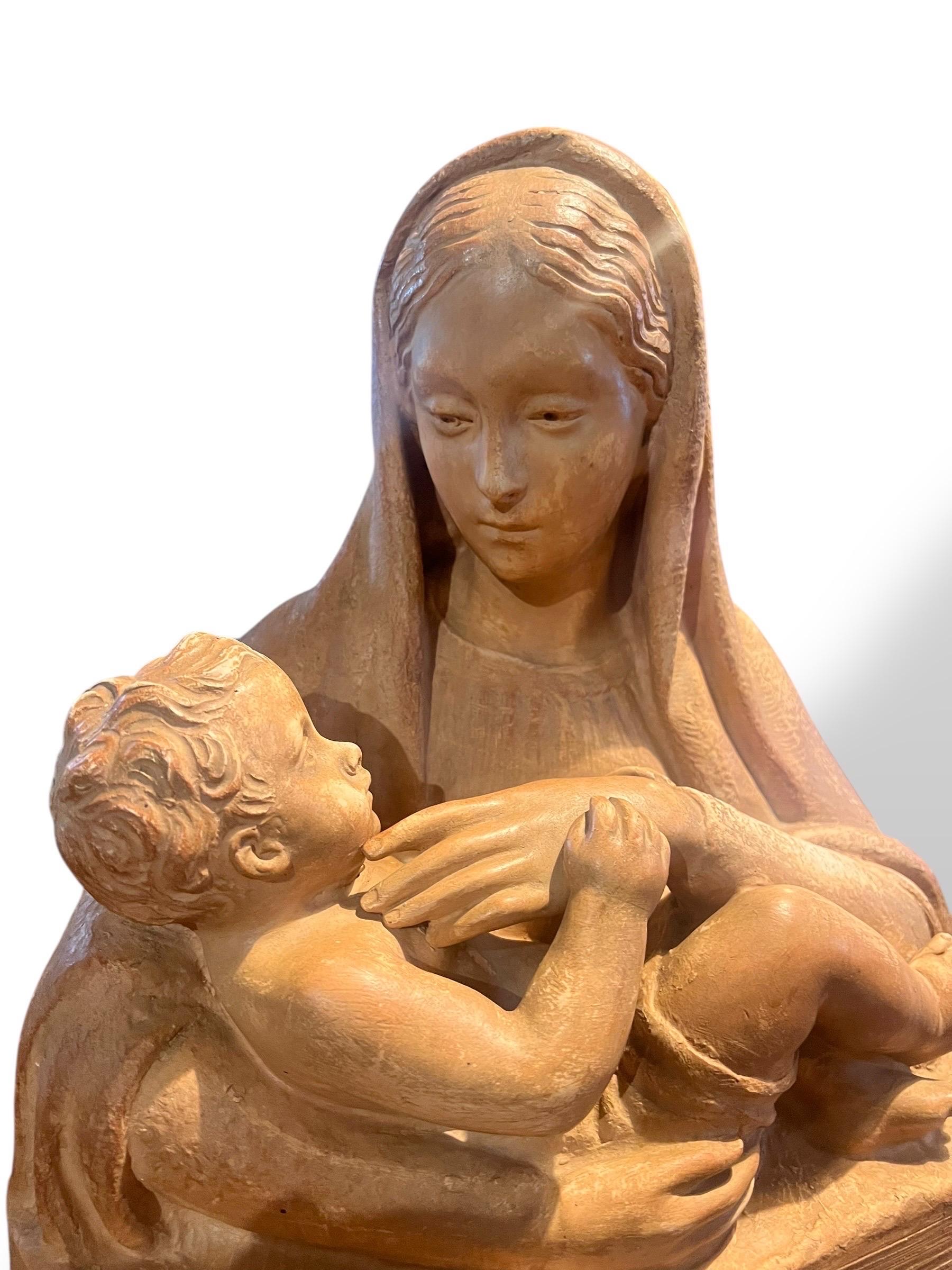 Jungfrau und Kind aus Terrakotta, signiert M. Normand, um 1890-1910 im Angebot 2