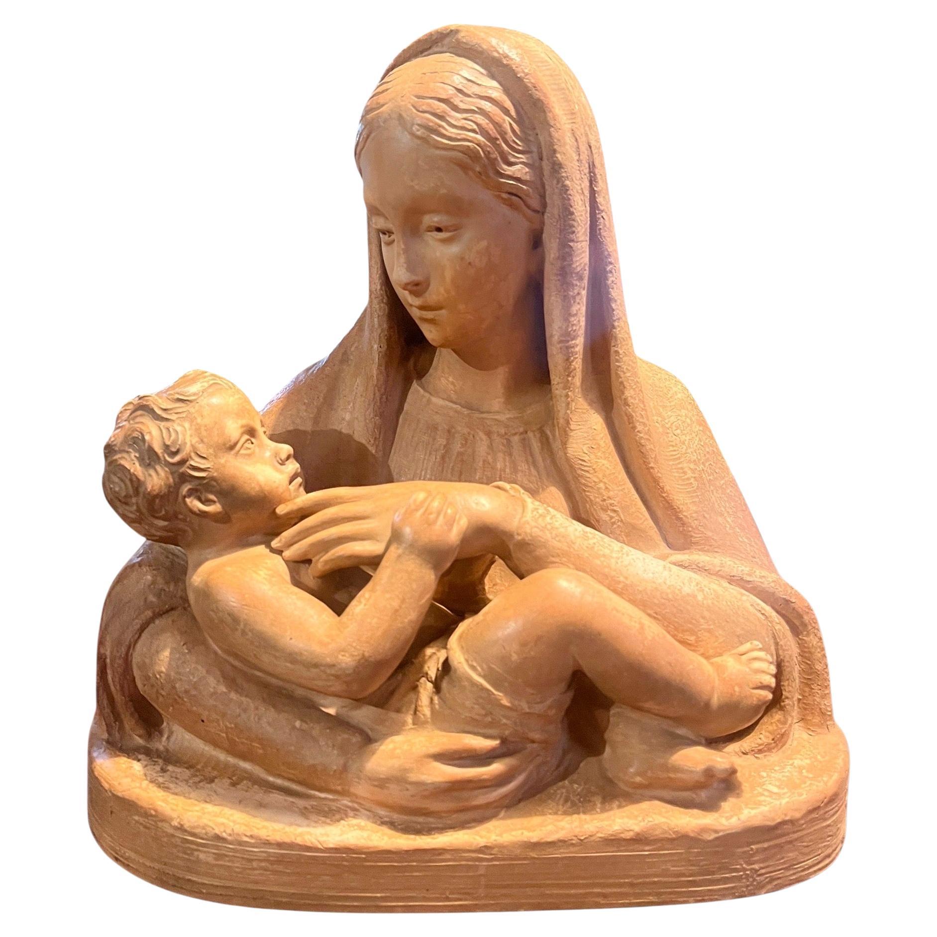 Jungfrau und Kind aus Terrakotta, signiert M. Normand, um 1890-1910 im Angebot