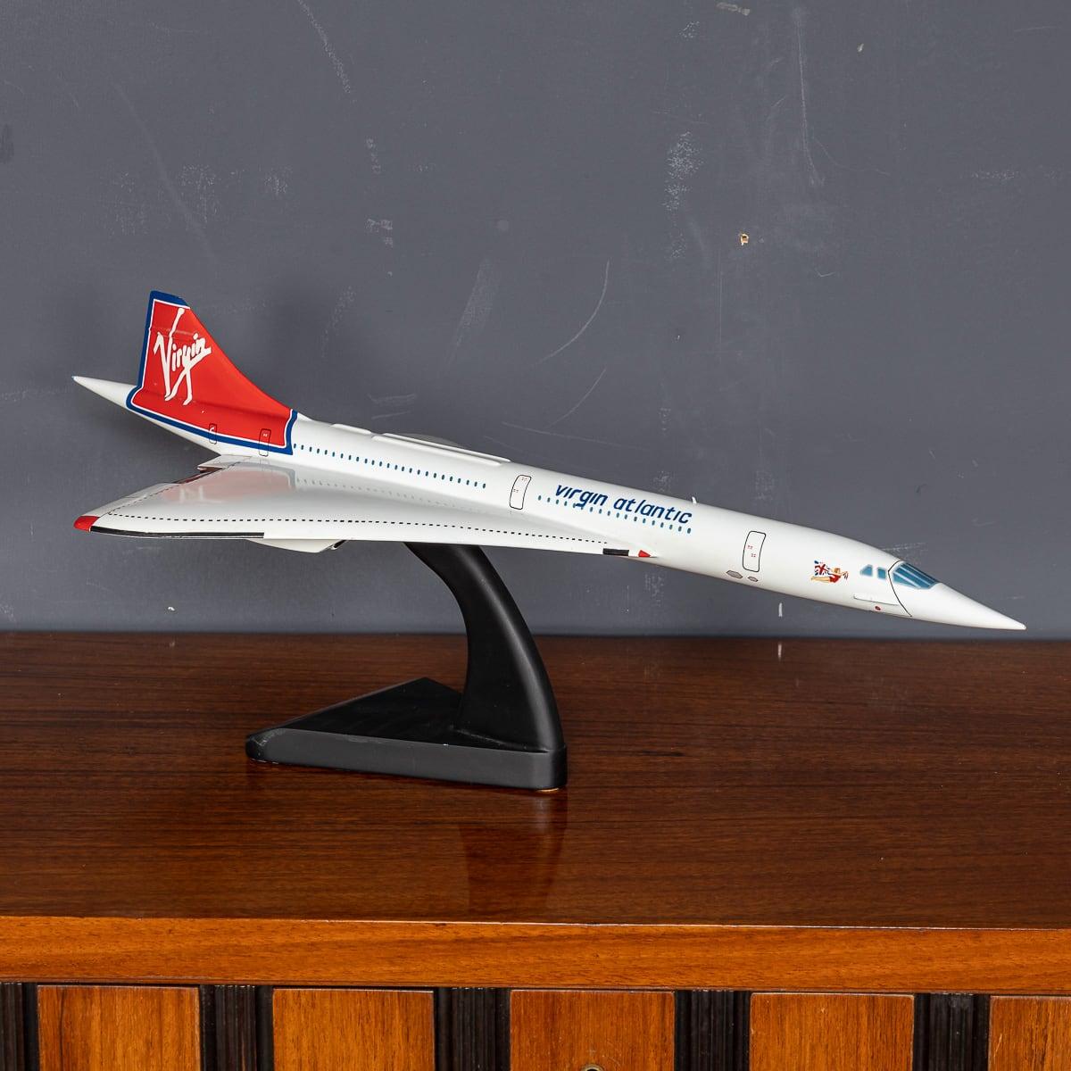 Zusammengesetztes Modell einer Concorde in den Farben von Virgin Atlantic, montiert auf einem Stativ, ca. 1992. Dieses verkleinerte Flugzeugmodell wurde einem der Top-Reisebüros von Virgin für Marketingaktivitäten nach der erfolgreichen Einführung