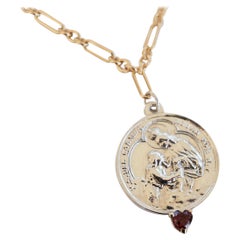 Collana con medaglia della Vergine Maria con cuore di rubino, argento placcato oro