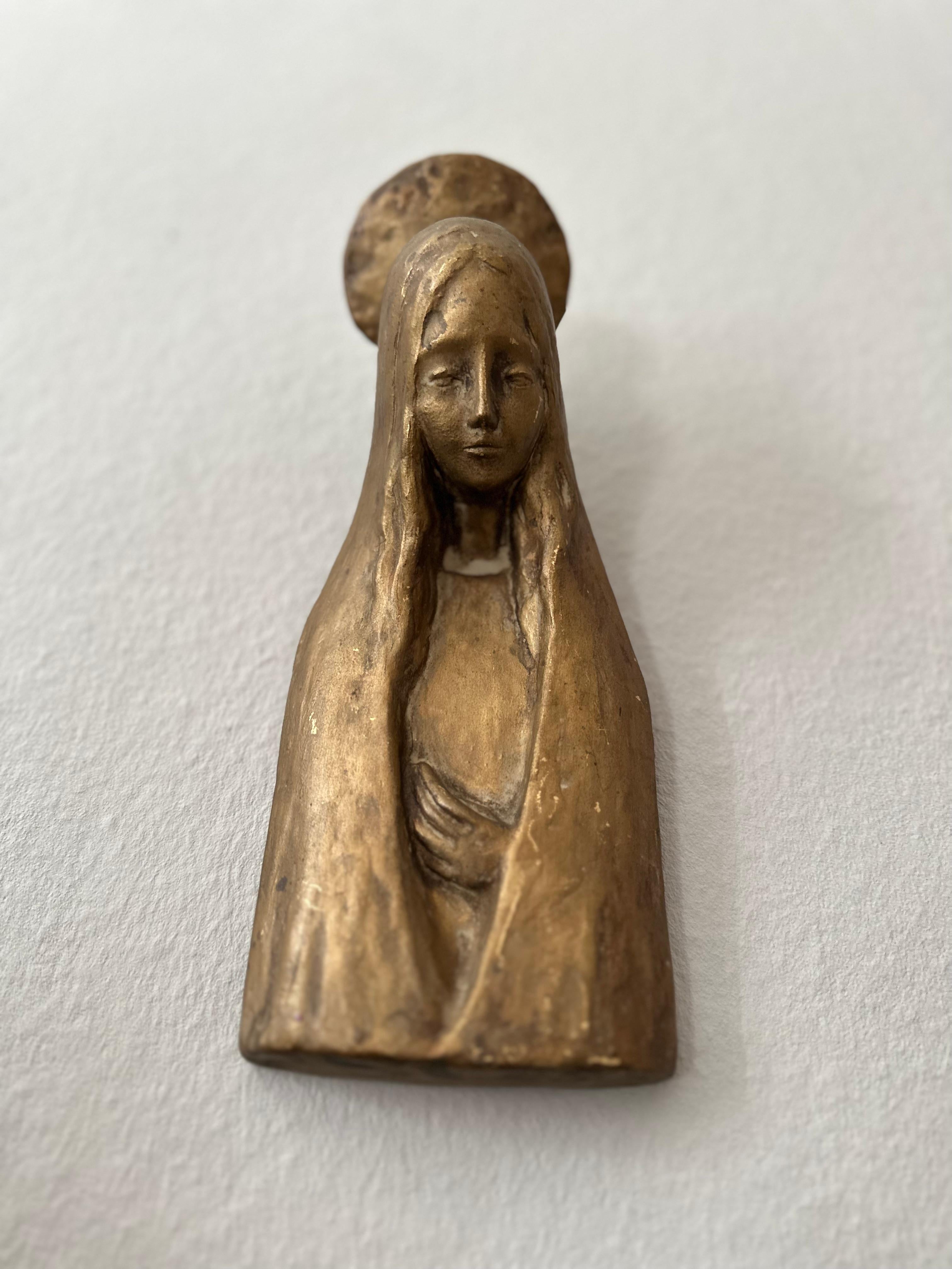 Presenting a captivating piece of Italian ceramic artistry from the 1960s, this ceramic wall hanging features a beautiful representation of the Virgin Mary. Crafted by the renowned Italian ceramic company Centro Ave, this piece is a true testament