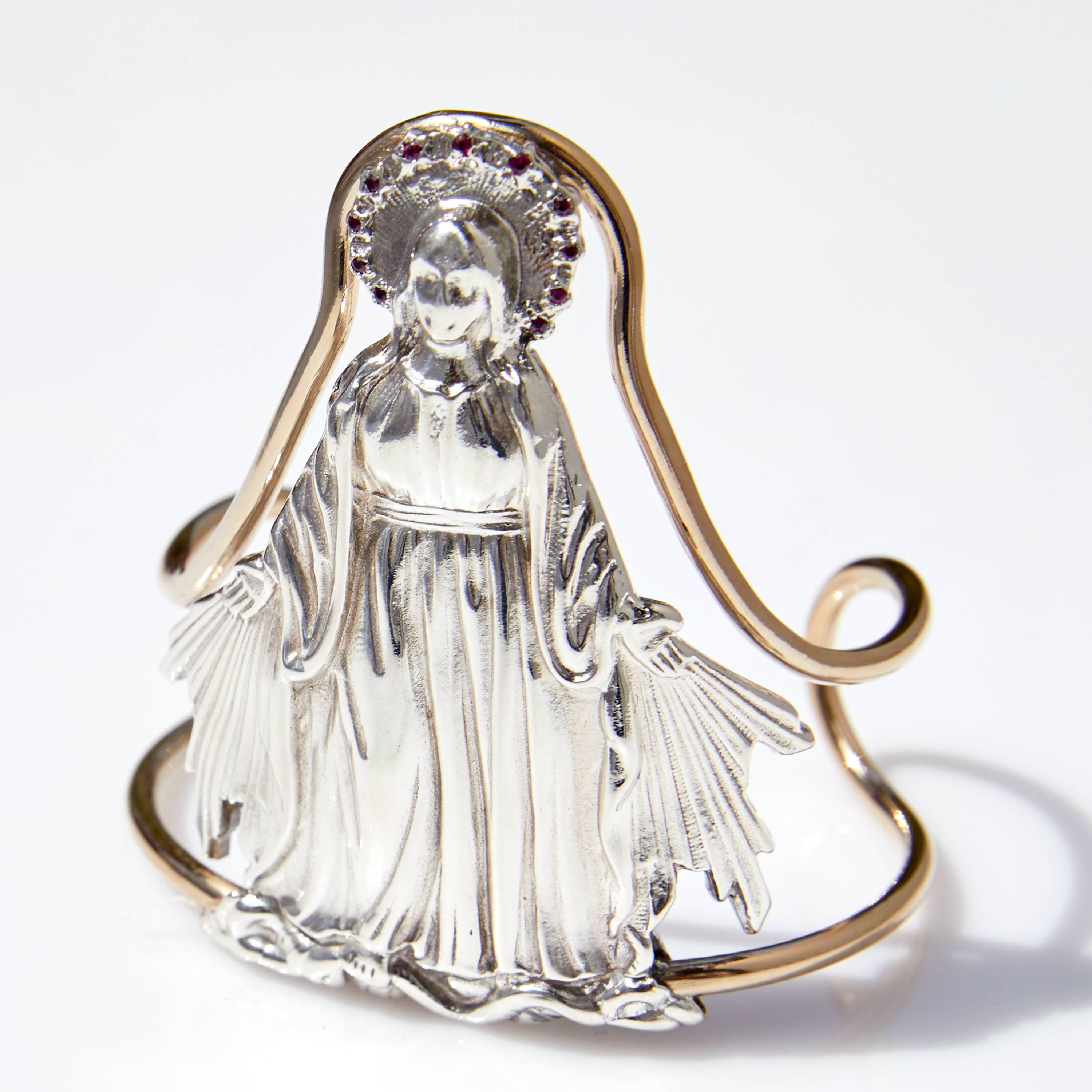 Contemporain Bracelet manchette Virgin Mary en argent sterling, rubis et bronze, déclaration de J Dauphin en vente