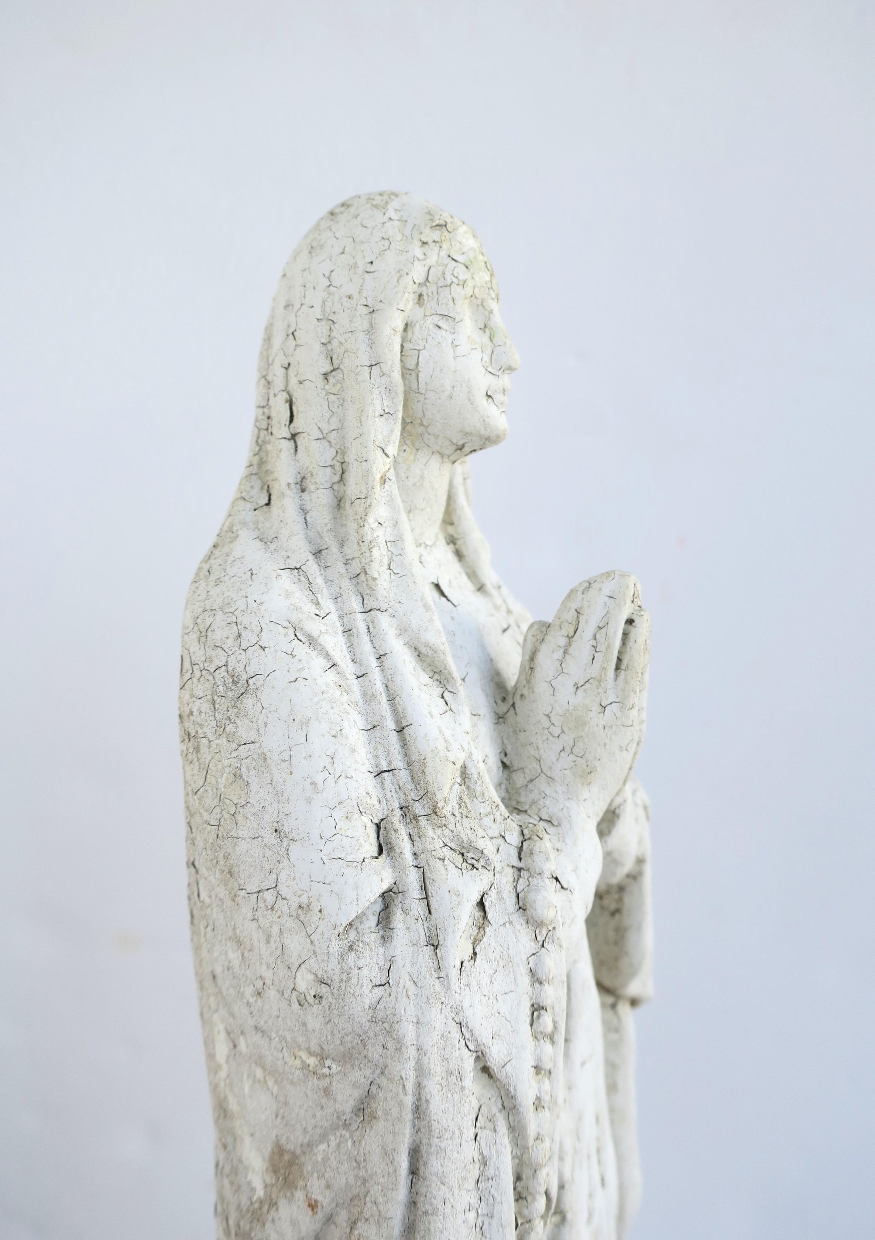 Gartenstatue der Jungfrau Maria im Angebot 4