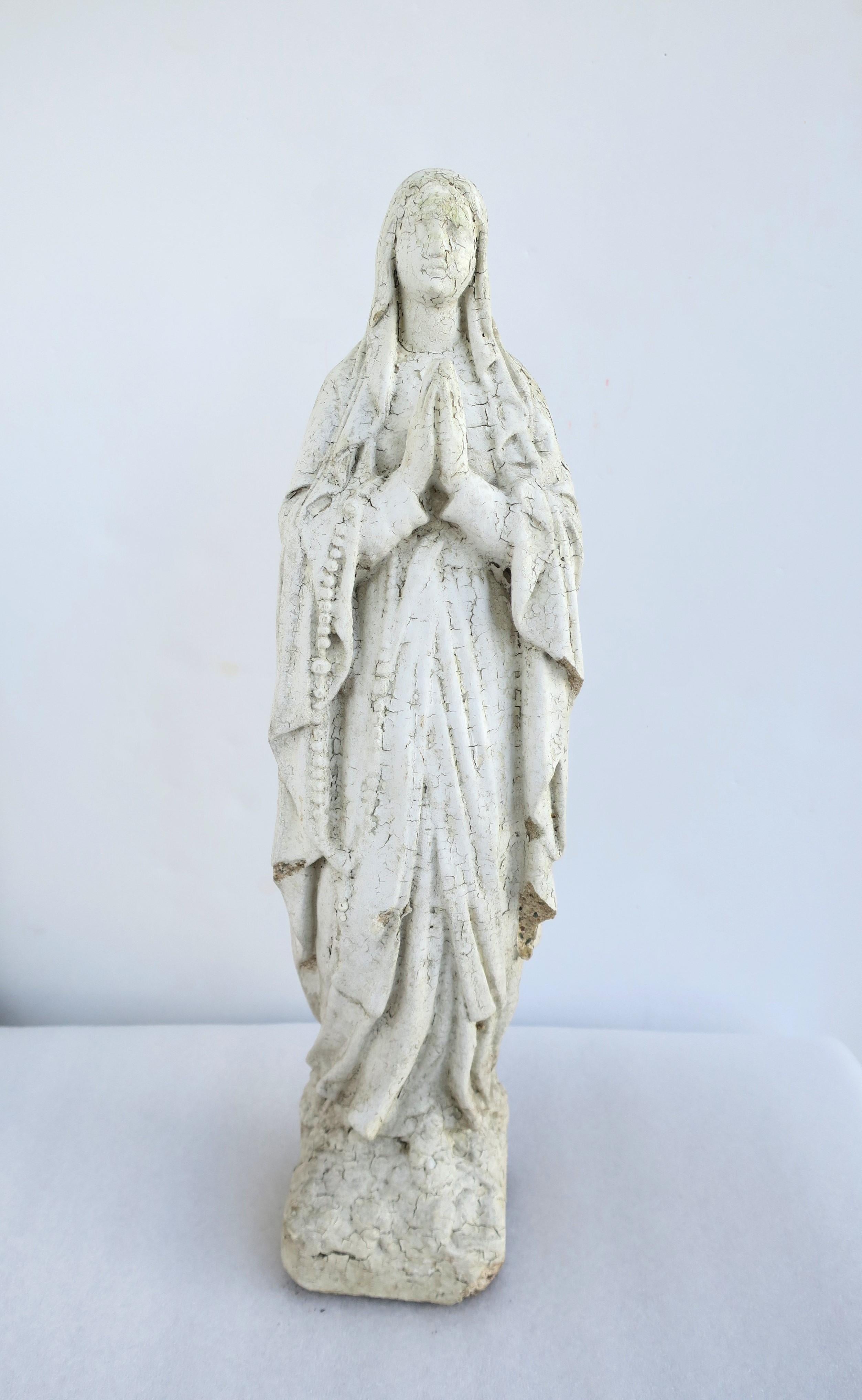 Vierge Marie, Madone ou Sainte Mère, statue de jardin en ciment peint en blanc, vers le début ou le milieu du 20e siècle. La statue peut être utilisée à l'intérieur ou à l'extérieur. Dimensions : 3,63