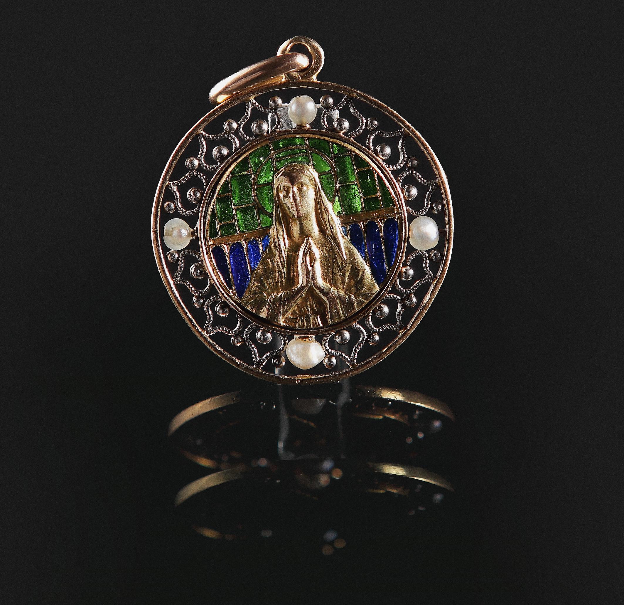 Virgin Mary Madonna Plique A Jour  Art Nouveau Pendant Charm  18 ct Yellow Gold In Excellent Condition In Mārupe, LV