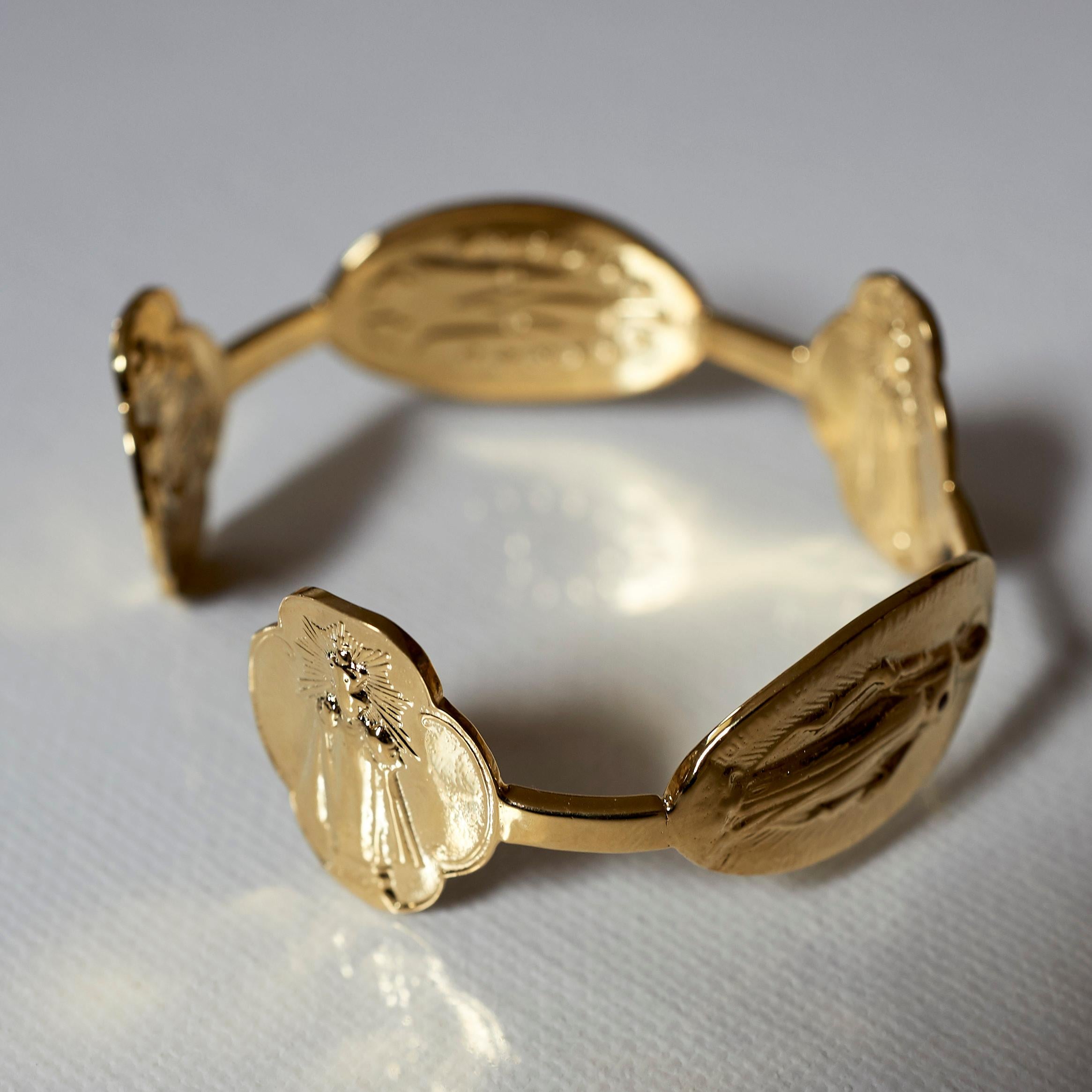 Contemporain J Dauphin Bracelet jonc médaillon en or plaqué rubis avec médaille de la Vierge Marie en vente