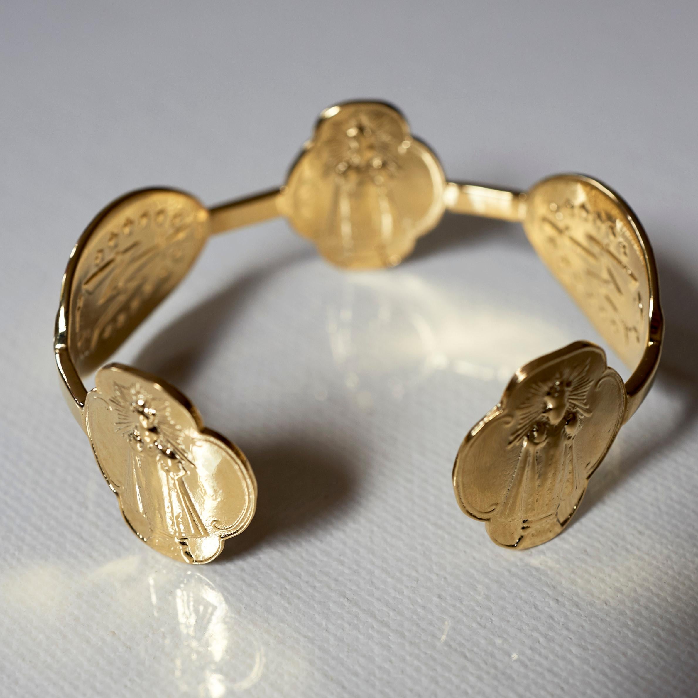 Bracelet jonc médaillon de la Vierge Marie en or vermeil et rubis J Dauphin Neuf - En vente à Los Angeles, CA