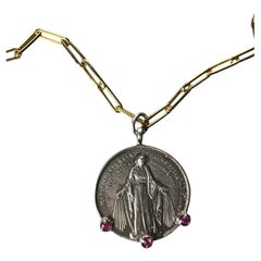 Collar de cadena con medalla de la Virgen María