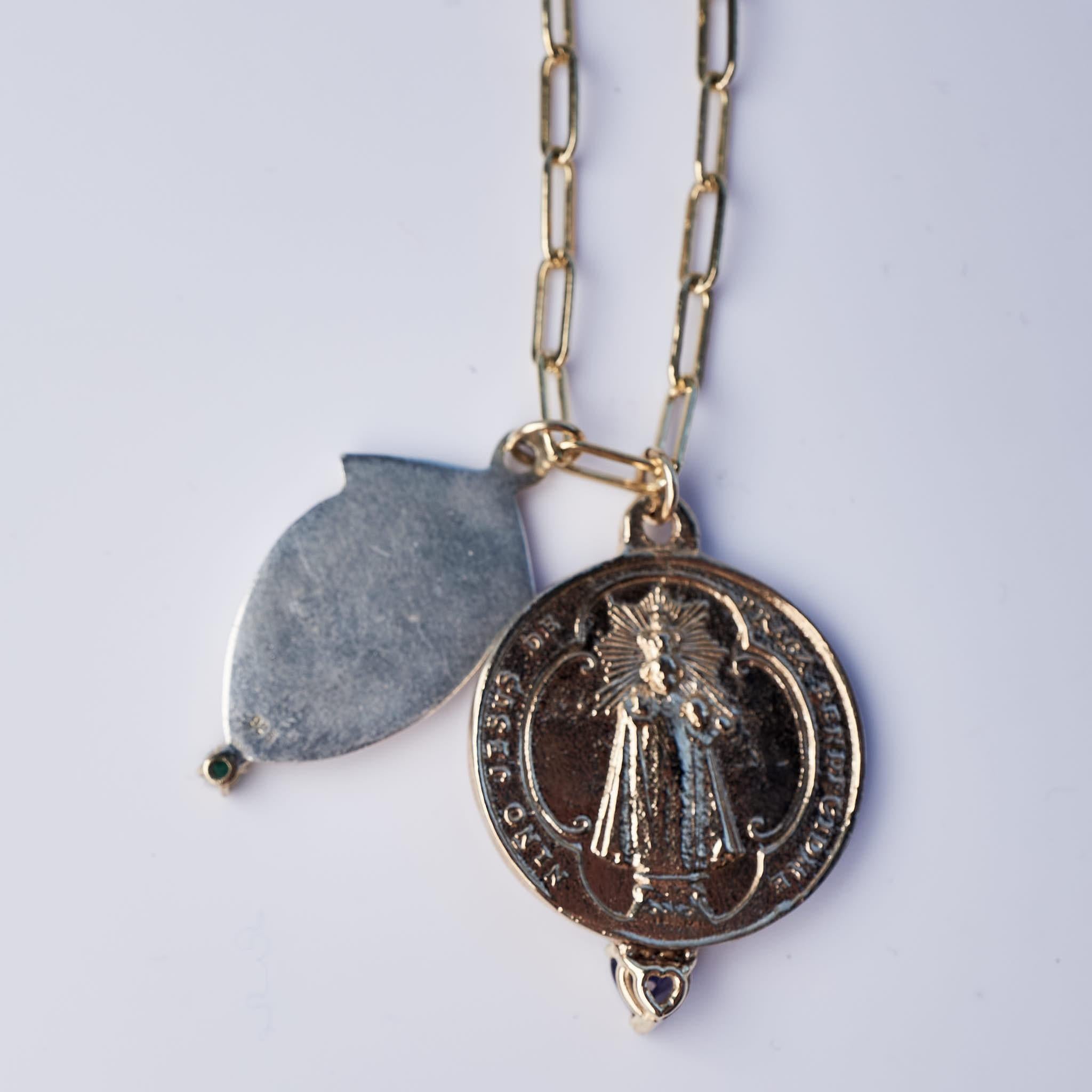 Chaîne collier médaillon avec cœur de Vierge Marie en tanzanite, émeraude et bronze J Dauphin Pour femmes en vente